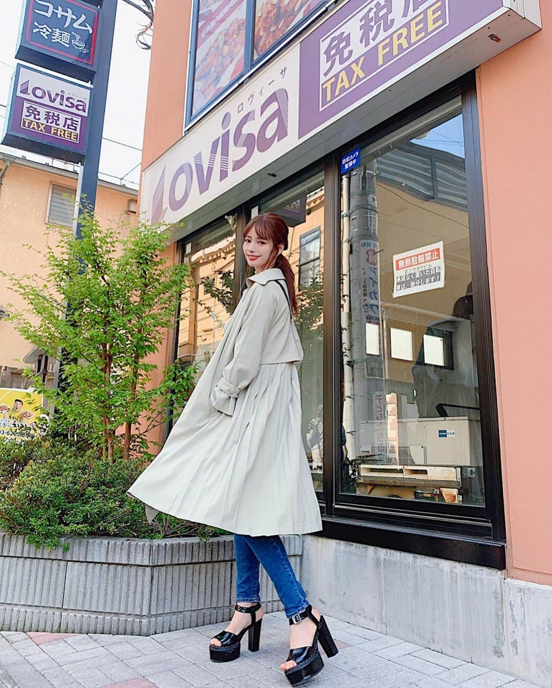 得あゆさんのインスタグラム写真 - (得あゆInstagram)「このトレンチコート可愛くない？？？👱🏻‍♀️✨👉🏻 ・ trench coat : @u_dresser tops : @envym_official denim : @moussyofficial sandal : @dianashoespress ・ ・ ・ ・ ・ ・ ・ ・ ・ #コーデ#コーディネート#シンプルコーデ#春#トレンチコート#プチプラコーデ#サンダル#東京#散歩#インスタ映え#カメラ女子#お洒落#大人カジュアル#大人可愛い#ランチ#カフェ巡り#写真#スタイル#カジュアルコーデ#春コーデ#デート#撮影#新大久保#韓国#韓国ファッション#セレクトショップ#japanesegirl#cafe#springfashion#koreafashion」4月22日 19時18分 - tokuayu819