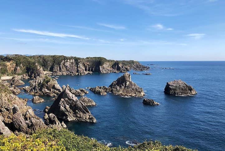 Visit Wakayamaさんのインスタグラム写真 - (Visit WakayamaInstagram)「. Selected as one of 🇯🇵’s 100 Natural Heritage Sites of the 21st century, you’ll see the spectacular coastal scenery of #waves crashing on rugged rocks as you emerge from the beautiful green tunnel. #visitwakayama #Umikongo 📸: @cbicamera 📸: @kazuk338」4月22日 19時22分 - visitwakayama