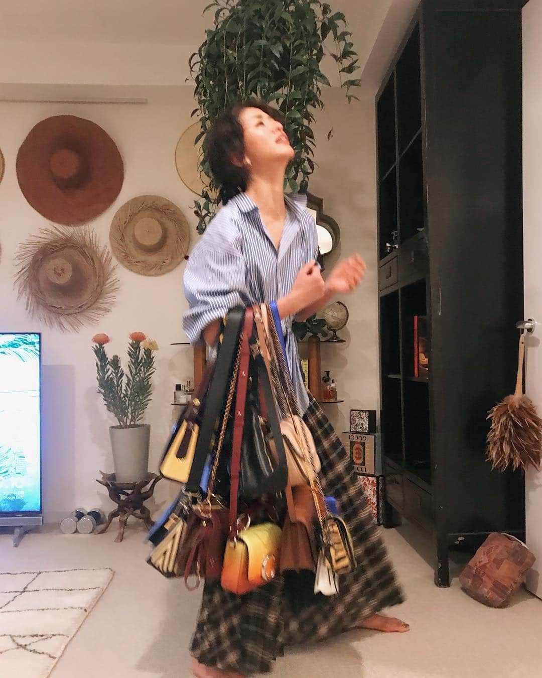 Yoshiko Kris-Webb クリス-ウェブ佳子さんのインスタグラム写真 - (Yoshiko Kris-Webb クリス-ウェブ佳子Instagram)「WHY ARE ALL OF OUR BAGS SHRINKING? ミニ化するバックトレンド。複数持ちも度が過ぎるとアウト！」4月22日 19時28分 - tokyodame