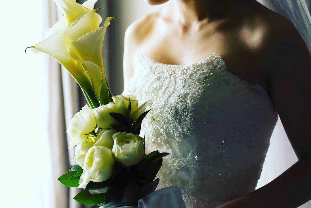 オシャレウェディング紹介アカウントのインスタグラム：「.﻿ この日の為に…﻿ たくさんの時間をかけて、選んだドレス✨﻿ そのドレスにぴったりなブーケ。﻿ ﻿ いよいよ、人生の大切な日のはじまりです…♡﻿ ﻿ お写真は、オリジナルウェディングをご提案するスマ婚より💓﻿ Photo by @smakon_official﻿ ﻿ #結婚式準備 #日本中のプレ花嫁さんと繋がりたい #プレ花嫁 #weddingphoto #結婚式写真 #weddingdress #ウェディングレポ ﻿ #ブライダルフォト #全国のプレ花嫁さんと繋がりたい #2019春婚﻿ #2019夏婚 #2019秋婚 #ウェディングフォト #リゾート婚  #スマ婚﻿ #スマ婚レポ #スマレポ #PR」
