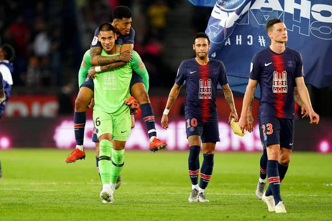 アルフォンス・アレオラさんのインスタグラム写真 - (アルフォンス・アレオラInstagram)「Soirée spéciale pour ma 100ème avec le @psg ! 🔴🔵 #CHAMPI8NS #NotreDame」4月22日 19時40分 - alphonseareola