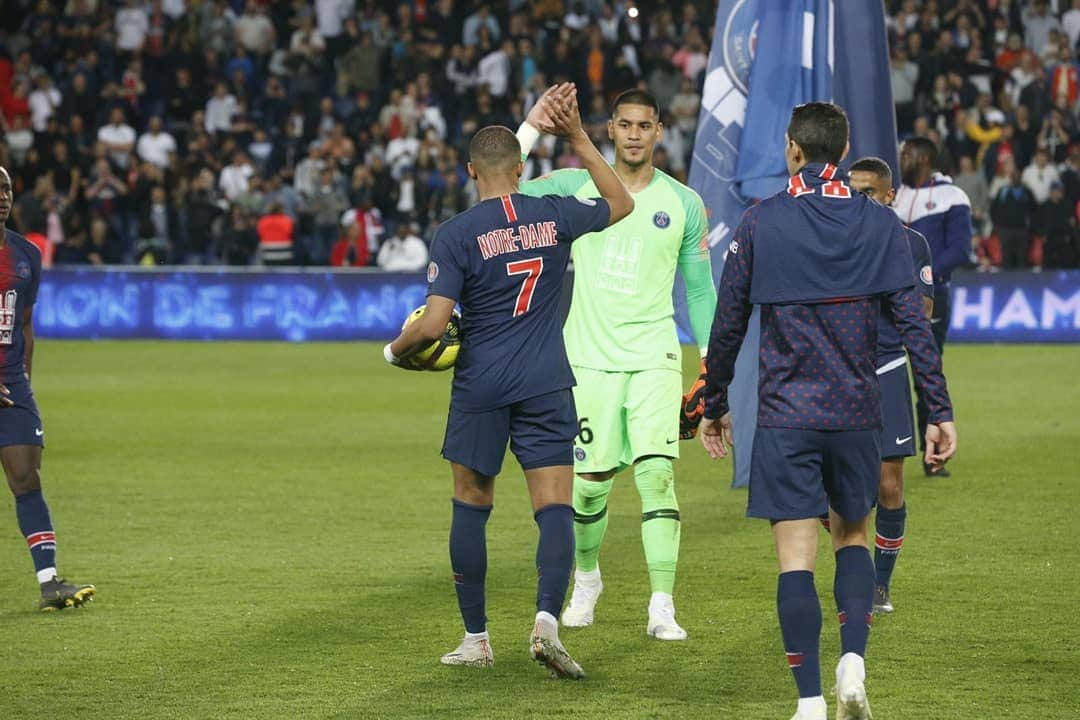 アルフォンス・アレオラさんのインスタグラム写真 - (アルフォンス・アレオラInstagram)「Soirée spéciale pour ma 100ème avec le @psg ! 🔴🔵 #CHAMPI8NS #NotreDame」4月22日 19時40分 - alphonseareola