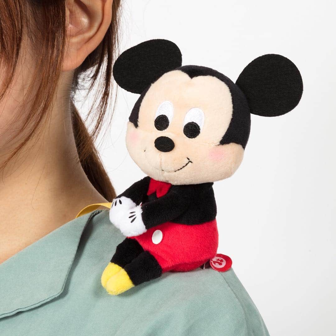 ちょっこりさん【公式】のインスタグラム：「#20190422 * やっぱり、一緒にお出かけしたいもん。 * 肩にちょっこりした姿が可愛い。 「肩のりちょっこりさん」が新登場！ * 通常より少し大きめのサイズで安定感バッチリ。 お出かけスタイルの蝶ネクタイも可愛い！ * 4月26日(金)より、予約受付開始。 詳しくは、タカラトミーアーツ 公式ショッピングサイトを見てね。 数量限定なので、お早めに〜 * #ちょっこりさん #肩のりちょっこりさん #26日予約受付開始 #ぬい撮り#ぬいぐるみ #ディズニー#disney #chokkorisan #takaratomyarts #disney写真部 #ディズニーグッズ」