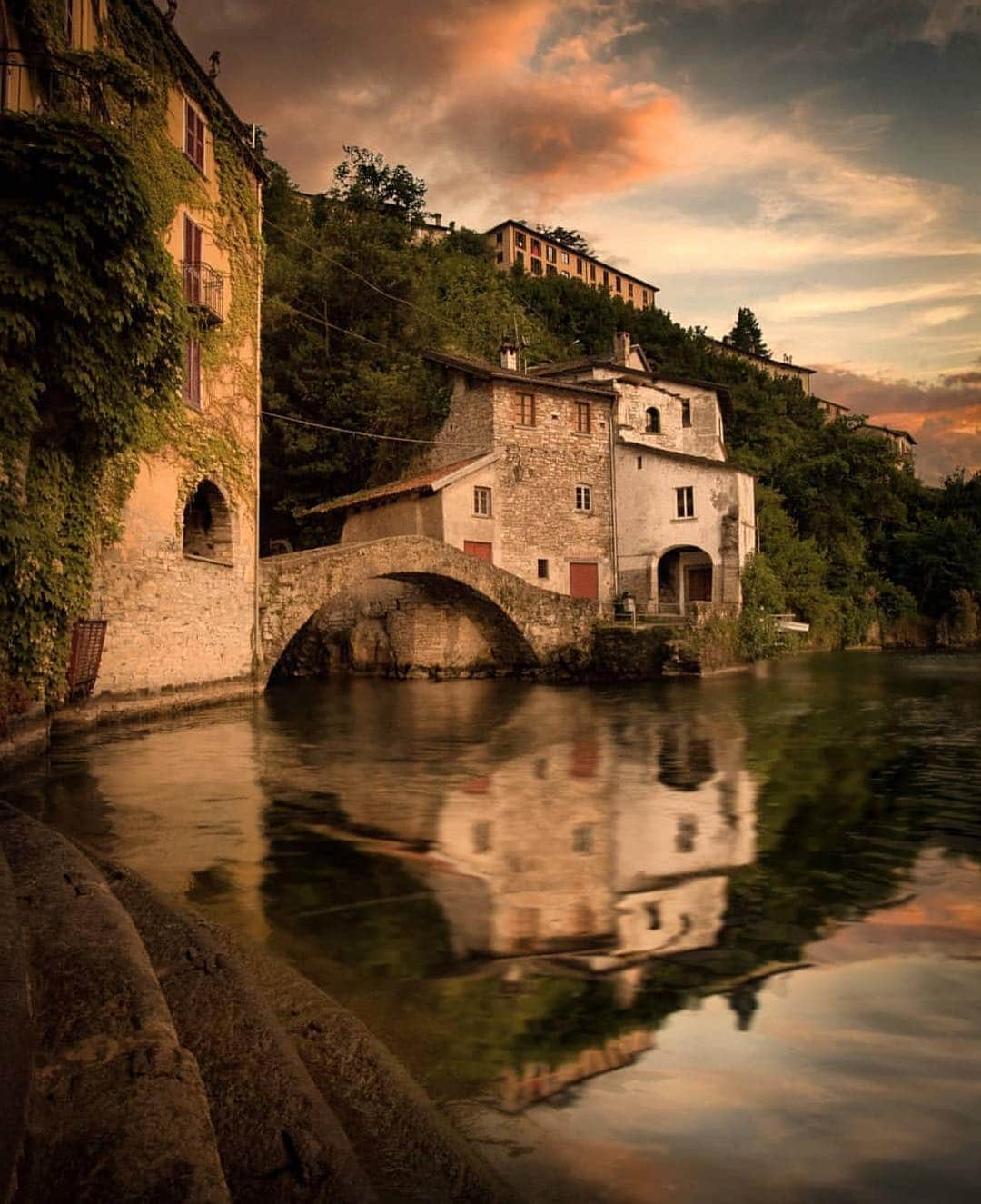 Awesome Wonderful Natureさんのインスタグラム写真 - (Awesome Wonderful NatureInstagram)「Lago di Camo, Italy Photos by @enzoromanophotography  #fantastic_earth」4月22日 19時48分 - fantastic_earth