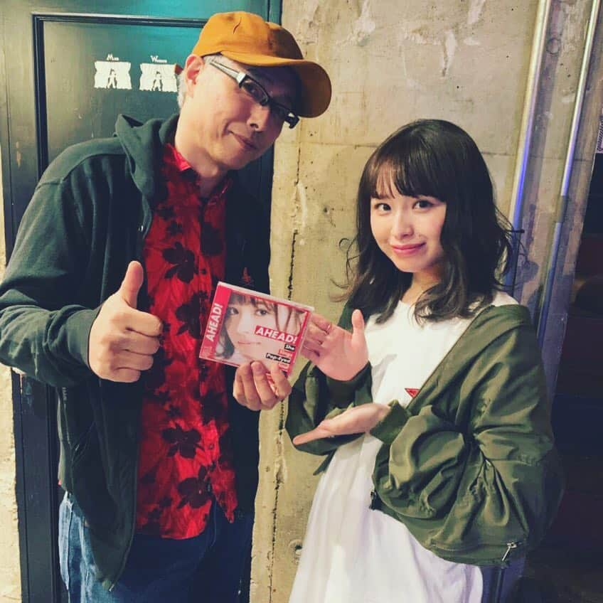 脇田もなりさんのインスタグラム写真 - (脇田もなりInstagram)「先日大槻ケンヂさんとお会いしましたぁ☆ とても優しくお話できて本当に嬉しかったです😭 AHEAD!お渡ししましたぁ☆☆」4月22日 19時48分 - monariwakita