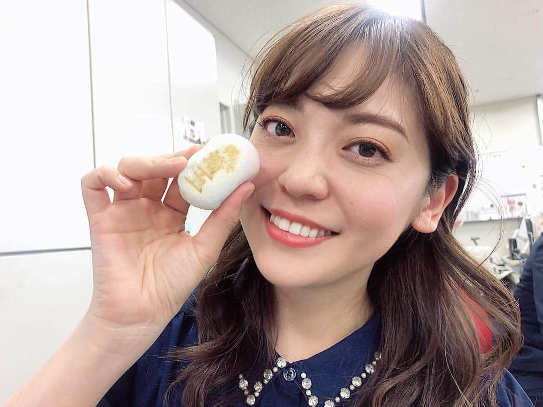 森夏美さんのインスタグラム写真 - (森夏美Instagram)「先日、自分のデスクに座ると…  長島弘樹アナから、 「お食べ」というメモ書きと共に、 映画「#翔んで埼玉」のお饅頭が…👀 .  しかもこれは、埼玉県民のソウルフード  #十万石まんじゅう ではありませんか！！ . .  インタビューでは #二階堂ふみ さんにもお会いし、大好きな作品だけに、味も格別に感じました…🤤✨」4月22日 19時48分 - mori_natsumi0722