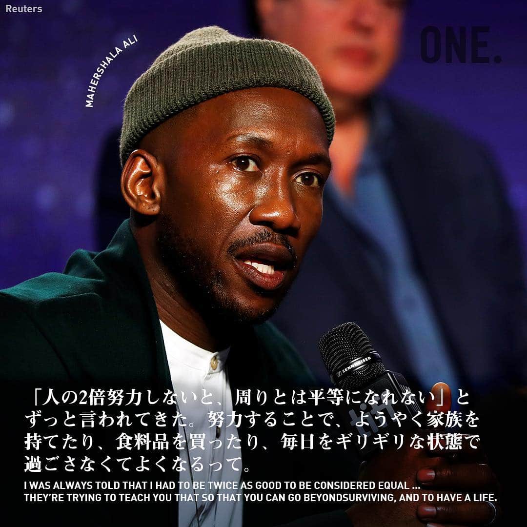 ONE MEDIAのインスタグラム：「.﻿ やりたいことができずに、制限を感じたことはある？﻿ ﻿ ﻿ マハーシャラ・アリ（@mahershalaali）は﻿ 『ハウス・オブ・カード』や『ハンガー・ゲーム』、『ムーンライト』そして、最新作『グリーンブック』に出演したことで知られている。﻿ ﻿ この時点で「ああこの人はもう完成されてるんだな」って思う人もいるかもしれない。でも彼は真逆だった。﻿ 一度も自分に満足したことがなかったのだ。﻿ ﻿ ーーーーーーーーー﻿ 僕は疲れきっていたんだ﻿ チャンスが足りない、というわけではないけど、﻿ 僕の求めている本当のチャンスが少なかった まだ社会に伝えるべきことがある、﻿ と思ったんだ﻿ ーーーーーーーーー﻿ ﻿ その後、彼は『ハウス・オブ・カード』から離れるという、自身のキャリアにとって大きなリスクになる決断をした。すると『ムーンライト』という映画の出演オファーが舞い込んできた。﻿ そう、そしてのちに彼はこの役によってオスカーを受賞することとなった。 『ムーンライト』の後、彼は『グリーンブック』への主役出演を果たす。このチャンスこそ、彼がずっと待望していたものだった。﻿ ここで持ち味の創造性を発揮し、映画監督や脚本家が陥りがちな「黒人が直面する人種差別との戦いを、白人が助ける」という、よくある物語になってしまわないように全力を尽くしたのだ。﻿ ﻿ 昨今、人種差別をテーマにする映画が増えてきている。﻿ だがアリはこう語る。﻿ ﻿ ーーーーーーーーー﻿ 私たちは人種に関して、﻿ わかりやすい差別などの部分ばかりに﻿ フォーカスしている﻿ でも本当はそのもっともっと深層には、﻿ 制限があってできない夢や希望、﻿ そういったものを志す﻿ 一人一人の物語が存在するんだ﻿ ーーーーーーーーー﻿ ﻿ 彼がオスカーを受賞した時、彼は祖母から贈られた言葉を引用した。﻿ ーーーーーーーーー﻿ 僕は祖母から﻿ 『やってみて、もし上手くいかなかったら、﻿ もう一回やってみなさい』と教わったんだ﻿ のめり込んでさえいれば、﻿ なんだってできるんだって﻿ ﻿ 彼女は僕が常に前向きに頑張っていけるように﻿ いつも応援してくれたんだ﻿ ーーーーーーーーー﻿ ﻿ 文：@the.graffman﻿ ﻿ ﻿ アリの出演作品、観たことある？👀✨﻿ 感想をコメントで教えてね📗﻿ ﻿ ﻿ #onemedia #mahershalaali #moonlight #ムーンライト #greenbook #グリーンブック #houseofcards #hungergames #アカデミー賞 #goldenglobe #人種差別 #ハリウッド #俳優 #映画 #洋画 #人物写真 #格言 #worldnews #名言 #諦めない」