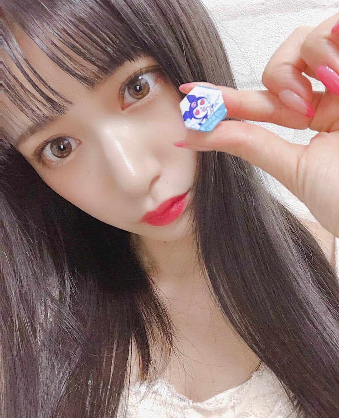 のインスタグラム：「. . ずっと気になっていたsuisaiの酵素洗顔パウダーを使い始めたよ👶🏻 私は3日に一回ぐらいのペースで使っているんだけど凄くお肌に合ってたみたいで洗い上がりがつるつるになったよ~！感動🥺💓 . ☑︎suisai ビューティクリアパウダーウォッシュ サンリオキャラクターズデザイン . なんといっても、  このサンリオキャラクターの限定パッケージ😭💓 5/1に数量限定で発売されるみたいなのでチェックしてみてね🥺  もう、可愛すぎる、、💗 それにひとつひとつ個包装になってるから、  急なお泊りとかにも便利すぎて😂私は常にポーチに2.3個常備してる（笑）🤣💓💓 .  #suisai_pr#酵素洗顔#洗顔#サンリオ#スキンケア#スキンケア用品#スキンケアマニア#スキンケア大好き#肌荒れ#素肌美人#ツヤ肌#保湿#肌ケア#コスメマニア#毛穴ケア#スイサイ#ビューティクリア#パウダーウォッシュ#サンリオキャラクターデザイン  @suisai_jp」