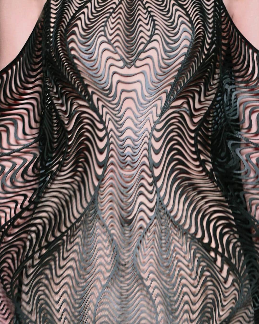 Iris Van Herpeさんのインスタグラム写真 - (Iris Van HerpeInstagram)「Details through time ～ zoom into the microcosmos of craftsmanship and innovation entwined. To create the Syntopia ‘Mimesis’ mini corset dress, bird soundwave patterns are laser-cut of stainless steel and  black cotton to then be heat-bonded to transparent black acrylic coverts, layered like a feather’s architecture. The second detail shows the 'Data Dust' dress, in which parametric patterns have been computationally distorted, foam-lifted, laser-cut and then heat-bonded onto an invisible silk tulle, creating radiant glitches. The Between The Lines 'Blaschka' black dress, is made from a soft 3D hand-casted transparent PU, hand-painted through injection molding, and lined with a fine silk tulle. Followed by the ‘Between the lines’ dress, which is sculptured from black laser-cut leather. ～ #irisvanherpen #syntopia #ludinaturae #betweenthelines」4月22日 19時58分 - irisvanherpen