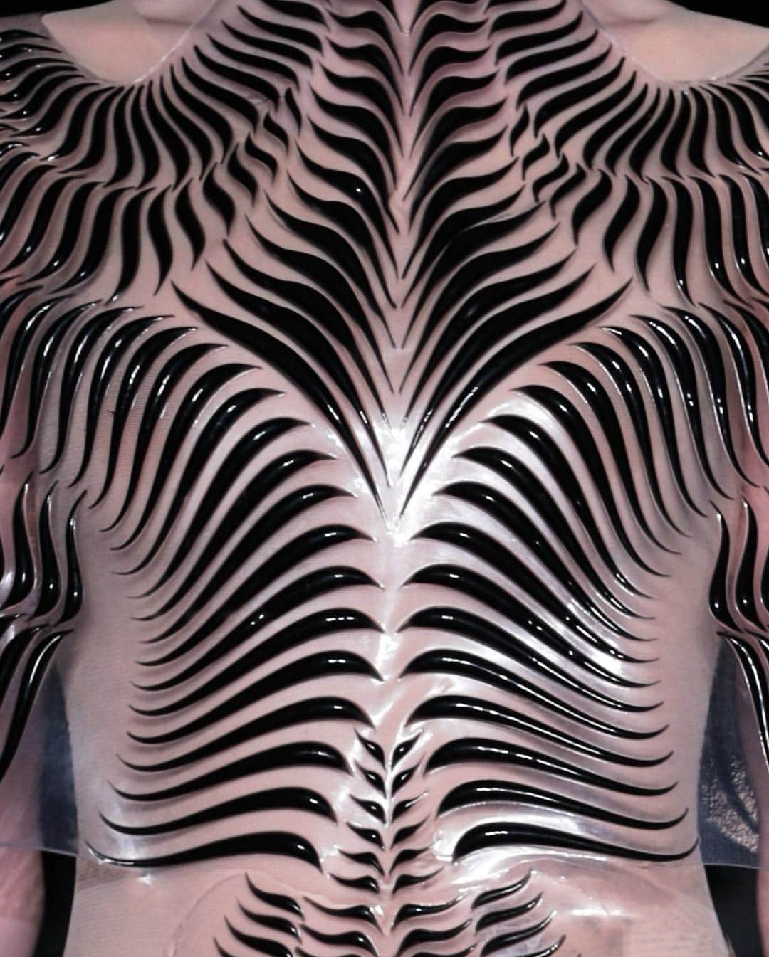 Iris Van Herpeさんのインスタグラム写真 - (Iris Van HerpeInstagram)「Details through time ～ zoom into the microcosmos of craftsmanship and innovation entwined. To create the Syntopia ‘Mimesis’ mini corset dress, bird soundwave patterns are laser-cut of stainless steel and  black cotton to then be heat-bonded to transparent black acrylic coverts, layered like a feather’s architecture. The second detail shows the 'Data Dust' dress, in which parametric patterns have been computationally distorted, foam-lifted, laser-cut and then heat-bonded onto an invisible silk tulle, creating radiant glitches. The Between The Lines 'Blaschka' black dress, is made from a soft 3D hand-casted transparent PU, hand-painted through injection molding, and lined with a fine silk tulle. Followed by the ‘Between the lines’ dress, which is sculptured from black laser-cut leather. ～ #irisvanherpen #syntopia #ludinaturae #betweenthelines」4月22日 19時58分 - irisvanherpen