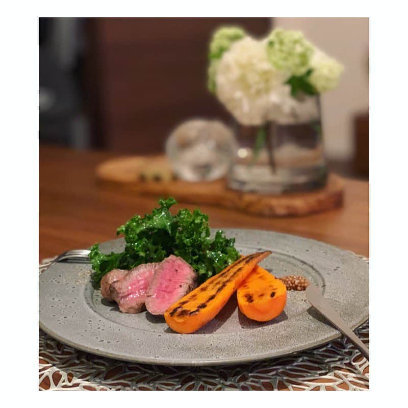 市橋有里のインスタグラム：「にんじん丸々グリルとケールとキヌアのサラダ。免疫力を高めてくれる人参はグリルすると甘くなり、一本食べても足りないくらい🐴お肌の調子も整えてくれ、スーパーフードのキヌアとケールのサラダと合わせればビタミン補給も🙆‍♀️食べるタルタルソースは、卵が新鮮過ぎたのか半熟卵にしたら白身がボロボロ剥けたものを刻んで、赤玉ねぎきゅうりなどと和えたもの。 ・ 🥕人参のグリル 🥕ケールとキヌアのサラダ 🥕タリアータ 🥕暑くなってきたからビシソワーズ 🥕食べるタルタル 🥕エビのトマトクリームパスタ #パスタは断然ショート派 #ビタミン補給 #免疫力アップ  #ディチェコ  #ディチェコno.25 #ミッレリーゲ  #小料理屋あり」