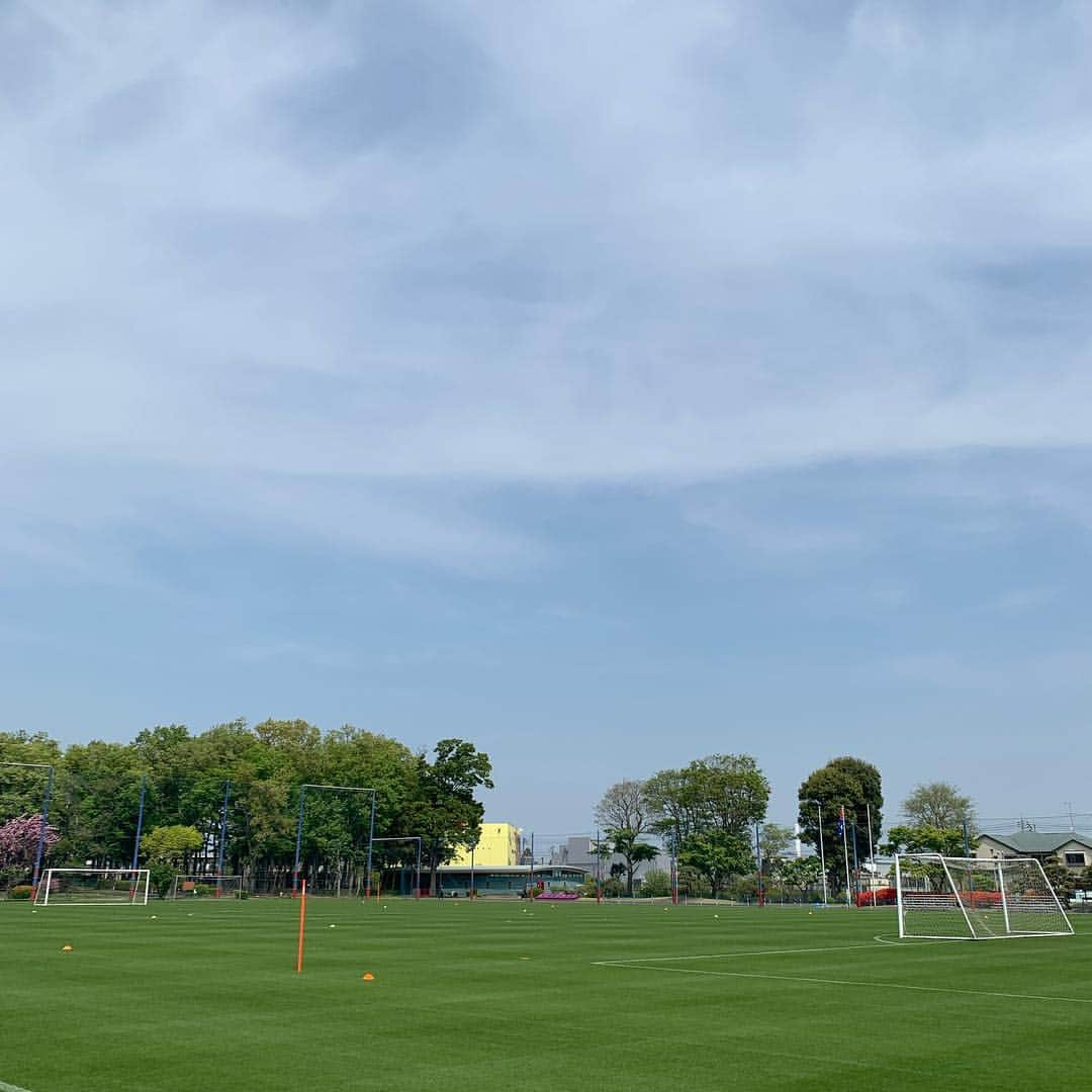 石川直宏さんのインスタグラム写真 - (石川直宏Instagram)「今日の小平は爽やかな陽気でした☀️ むしろ暑かったぐらい！ ピリっとした雰囲気の中、水曜日のルヴァン杯に向けて集中したトレーニングでした😉 . #nofilter  #小平グランド #トレーニング #TR #fctokyo #FC東京 #tokyo #fctokyoclubcommunicator  #FC東京クラブコミュニケーター #CC」4月22日 20時04分 - sgss.18