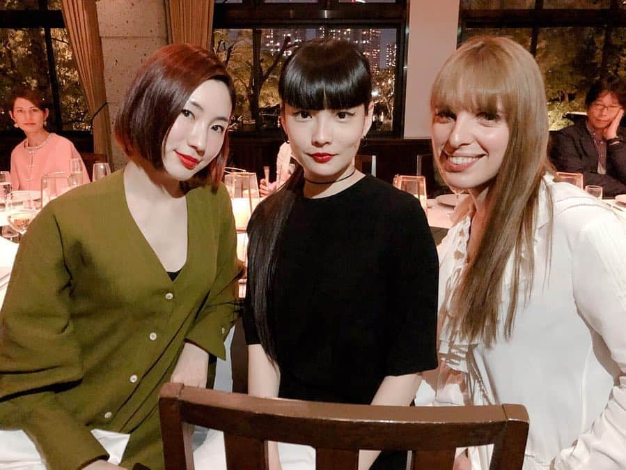 秋元梢さんのインスタグラム写真 - (秋元梢Instagram)「🍴Return to the earth🍴 @biople のスペシャルディナーへ😋🍷 食の大切さ、食材への感謝、食べられる事へのありがたさや、環境に対して考えさせられた食事会でした🙏🏻 何より全て美味しかった🤤💖 @mukubayashi さん、お誘いありがとうございました🙏🏻 あいばんとソンミといっぱい話せて楽しかったー😆✌🏻 #biople #bioplebycosmekitchen #一夜限りのストーリーレストラン」4月22日 20時04分 - akimoto_kozue