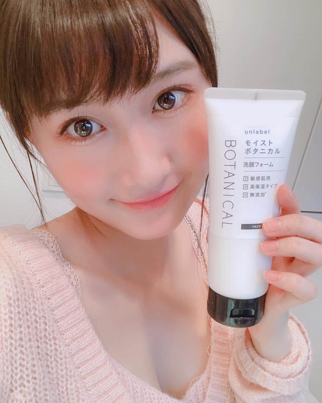 矢倉楓子さんのインスタグラム写真 - (矢倉楓子Instagram)「たまには、美容についても…🥰💭 ボタニカルシリーズで 人気のアンレーベルから洗顔フォームが発売されるという事で  今回 先行で頂き、 毎日の洗顔に 使ってみました！✨ 乾燥肌なので、 普段から洗顔フォームにはこだわりがあるのですが、 濃密泡で 洗顔後のつっぱりもなかったし、 ボタニカルバターが配合されているそうで 保湿力が高いなと感じました😊✨ 無添加というところもお肌に嬉しいです🥰  #アンレーベル #unlabel #洗顔フォーム #ボタニカル #無添加 #ボタニカルバター #濃密泡」4月22日 20時05分 - fufu_ice