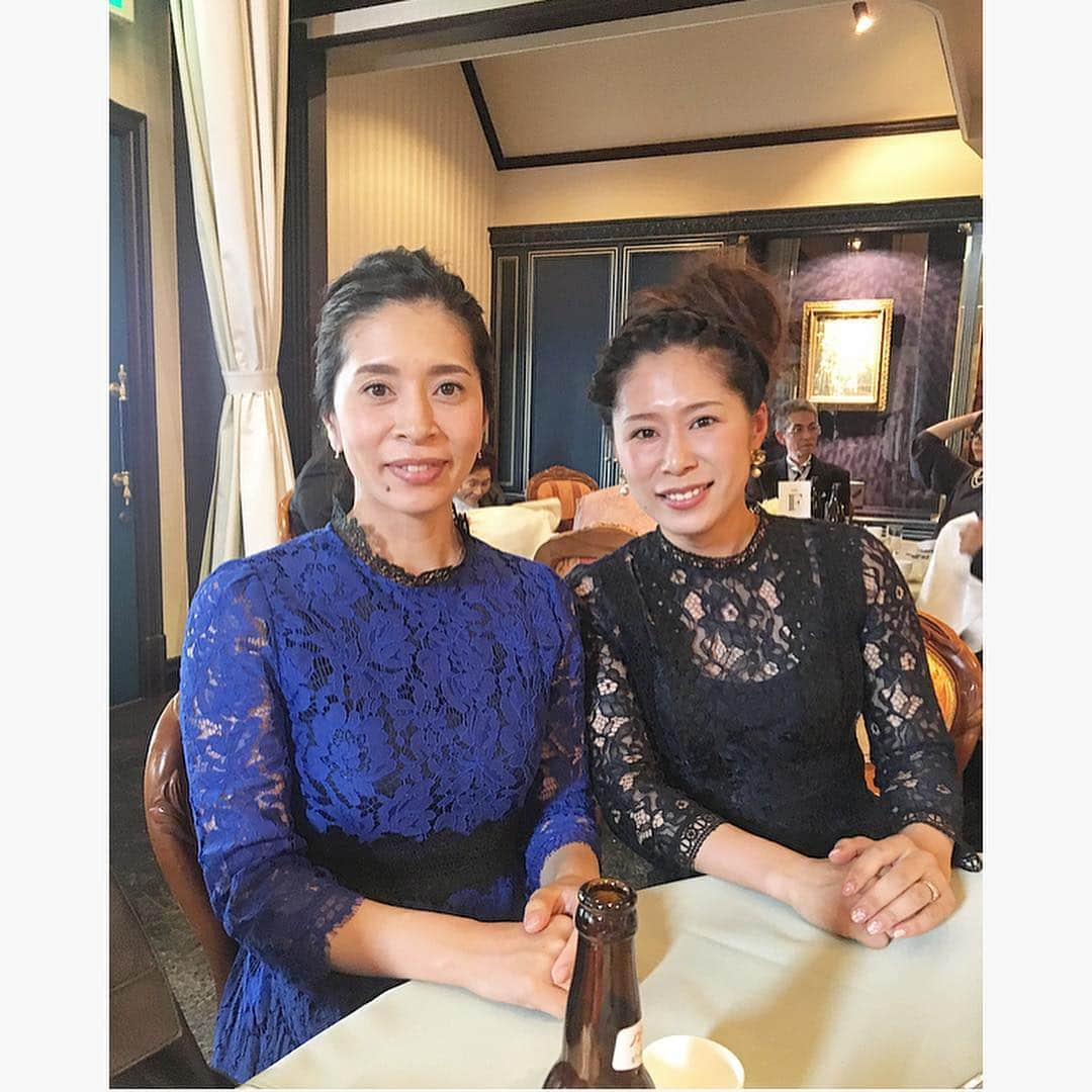 中川真依さんのインスタグラム写真 - (中川真依Instagram)「. 全く打ち合わせしてないのにワンピースが色違い😂笑 #結婚式にて #ワンピース  #好みが似てるから #よく服がかぶる #昔からだけど  #姉妹あるある #そしてよく笑う 🤣 #母撮影 📸」4月22日 20時15分 - maimai.47