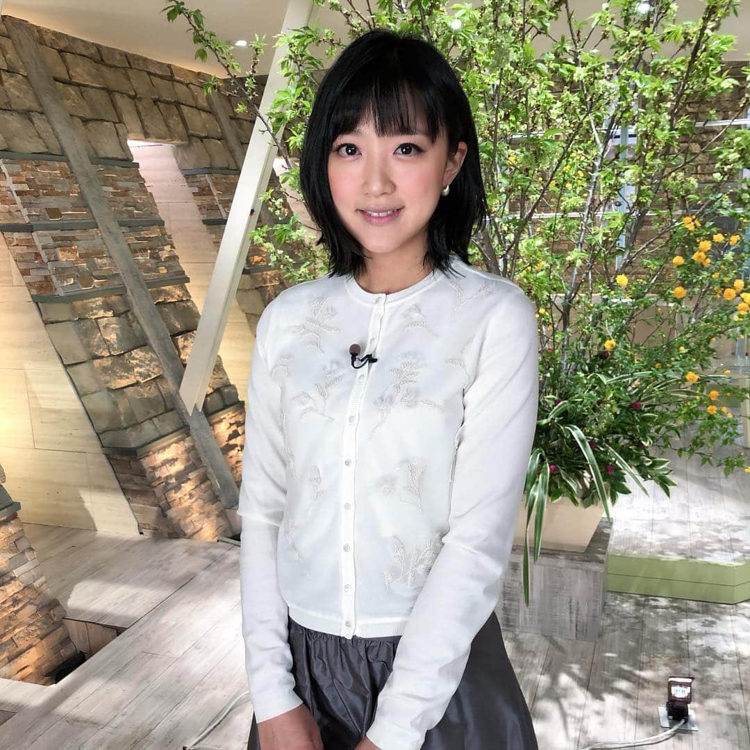 竹内由恵さんのインスタグラム写真 - (竹内由恵Instagram)「今回は先週の衣装と、合わせているアクセサリーもご紹介します。アクセサリーで服の印象ってガラッと変わるので参考になります。  4/15（月） ブラウス・スカート NATURAL BEAUTY (ナチュラルビューティー)  4/16(火) ワンピース EPOCA(エポカ) ピアス  NOJESS(ノジェス)  4/17(水) ニット・スカート EPOCA THE SHOP(エポカ ザ ショップ) アクセサリー agete(アガット)  4/18(木) カーディガン・スカート EPOCA(エポカ) アクセサリー agete(アガット)  4/19(金) ブラウス・スカート CELFORD(セルフォード)  #naturalbeauty #epoca #epocatheshop #celford #agete #nojess」4月22日 20時16分 - yoshie0takeuchi