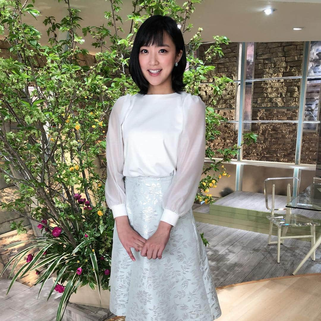 竹内由恵さんのインスタグラム写真 - (竹内由恵Instagram)「今回は先週の衣装と、合わせているアクセサリーもご紹介します。アクセサリーで服の印象ってガラッと変わるので参考になります。  4/15（月） ブラウス・スカート NATURAL BEAUTY (ナチュラルビューティー)  4/16(火) ワンピース EPOCA(エポカ) ピアス  NOJESS(ノジェス)  4/17(水) ニット・スカート EPOCA THE SHOP(エポカ ザ ショップ) アクセサリー agete(アガット)  4/18(木) カーディガン・スカート EPOCA(エポカ) アクセサリー agete(アガット)  4/19(金) ブラウス・スカート CELFORD(セルフォード)  #naturalbeauty #epoca #epocatheshop #celford #agete #nojess」4月22日 20時16分 - yoshie0takeuchi