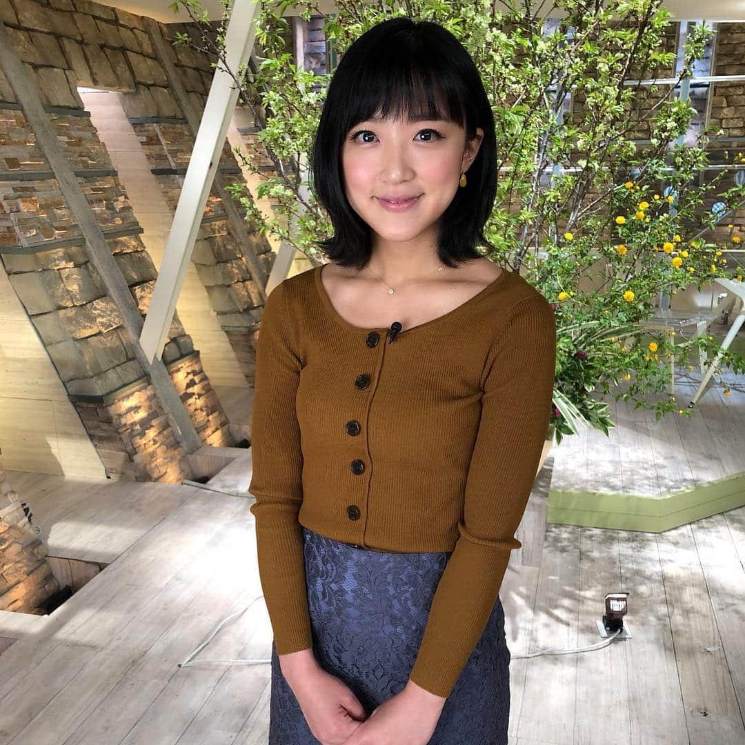 竹内由恵さんのインスタグラム写真 - (竹内由恵Instagram)「今回は先週の衣装と、合わせているアクセサリーもご紹介します。アクセサリーで服の印象ってガラッと変わるので参考になります。  4/15（月） ブラウス・スカート NATURAL BEAUTY (ナチュラルビューティー)  4/16(火) ワンピース EPOCA(エポカ) ピアス  NOJESS(ノジェス)  4/17(水) ニット・スカート EPOCA THE SHOP(エポカ ザ ショップ) アクセサリー agete(アガット)  4/18(木) カーディガン・スカート EPOCA(エポカ) アクセサリー agete(アガット)  4/19(金) ブラウス・スカート CELFORD(セルフォード)  #naturalbeauty #epoca #epocatheshop #celford #agete #nojess」4月22日 20時16分 - yoshie0takeuchi