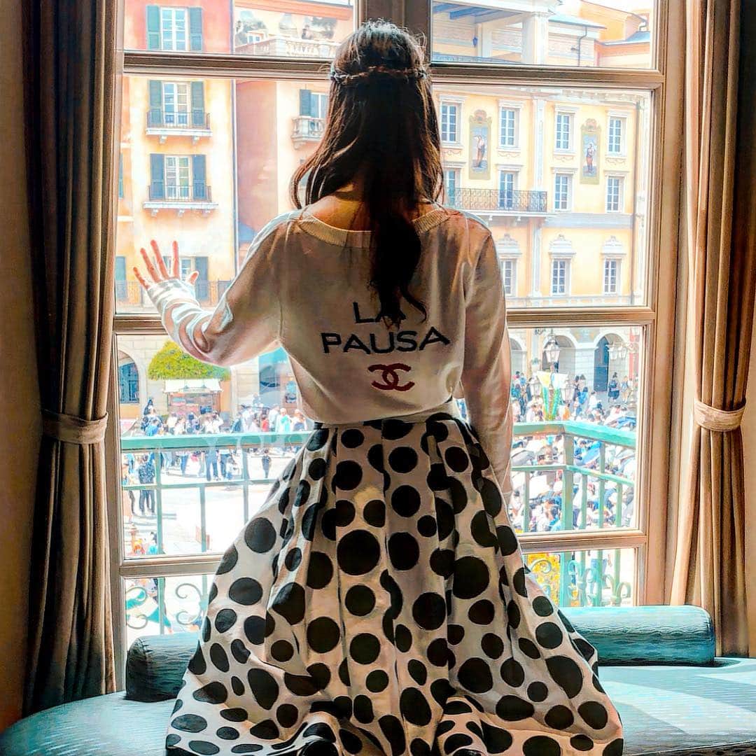 清水彩子のインスタグラム：「誕生日は童心に戻って沢山笑った1日🎂💕 若い頃とは違って、色んなモノをみて、色んな経験して、色んな人と関わって、だんだん複雑化していくと、良い事もあるけど時には悩んだり落ち込んだりうまくいかない事も沢山ある。  歳を重ねる事は簡単じゃないけど、まだ観たことのない景色、経験してみたい事が沢山あるから、これからの未来を楽しみに頑張りたい🌟  まだまだ頼りない私だけど、こんな私と関わってくれる皆様に感謝☺️💕 これからも宜しくお願いします💕FB、DMにメッセージくれた皆様ありがとうございます💕  #happyday #ディズニーシー#誕生日#🎂」