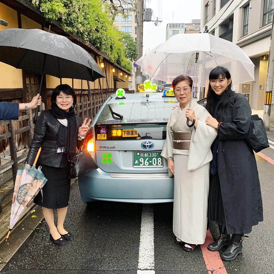 安珠さんのインスタグラム写真 - (安珠Instagram)「京都の帰りのタクシーは1/9000台の個人四つ葉タクシー!  柊家さんに着いたところで、柊家さんと小丸屋さんの女将さんとクローバーのナンバープレート確認🍀9608✨  四つ葉カードに「しあわせはおかげさまの心から」とありました ふたりからいつも学ぶことが書かれてました  ヤサカの四つ葉タクシーと双葉タクシー、はんなり舞妓タクシー、そして、個人四つ葉タクシー乗車！あとは、大吉タクシー？！ #四つ葉タクシー #幸運 #京都 #kyoto #安珠 #安珠写真家」4月22日 20時23分 - anjuphotographer