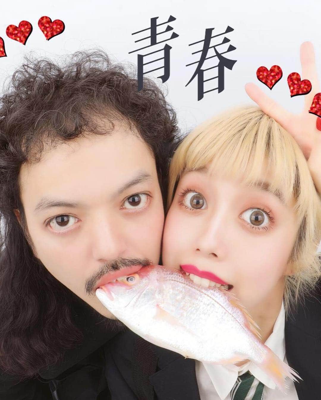トヲルさんのインスタグラム写真 - (トヲルInstagram)「. . . お待たせしました🐟会う人会う人に漫画魚少女の話をされます🐟魚はもちろん本物です🐟 . . トヲルのクリエイティブ撮影#トヲルplus です🐟今年はいろいろコラボ企画が進行中ですが、今回は田中ミホ ✖︎ ミキスギウラ ✖︎ トヲル🤝 . . 『魚少女』第6話 . . 漫画..田中ミホ(@mix1218 ) model&hair..ミキスギウラ(@mikisugiura_ ) model&hair&photo..トヲル(@toworu55 ) hair&make&photo..イケダハルカ(@iiiiiiikd ) 魚品質管理..ケンジ(@kenji_sasano ) . . #トヲルPLUS ↑↑↑↑ 過去プリュス作品はこちらにまとめてあります . . #田中ミホ  #fishgirl #fishgirls #漫画魚少女 #魚少女 #魚女子 #手つなぎデート #プリント倶楽部  #カップルプリ #アオハル」4月22日 20時26分 - toworu55