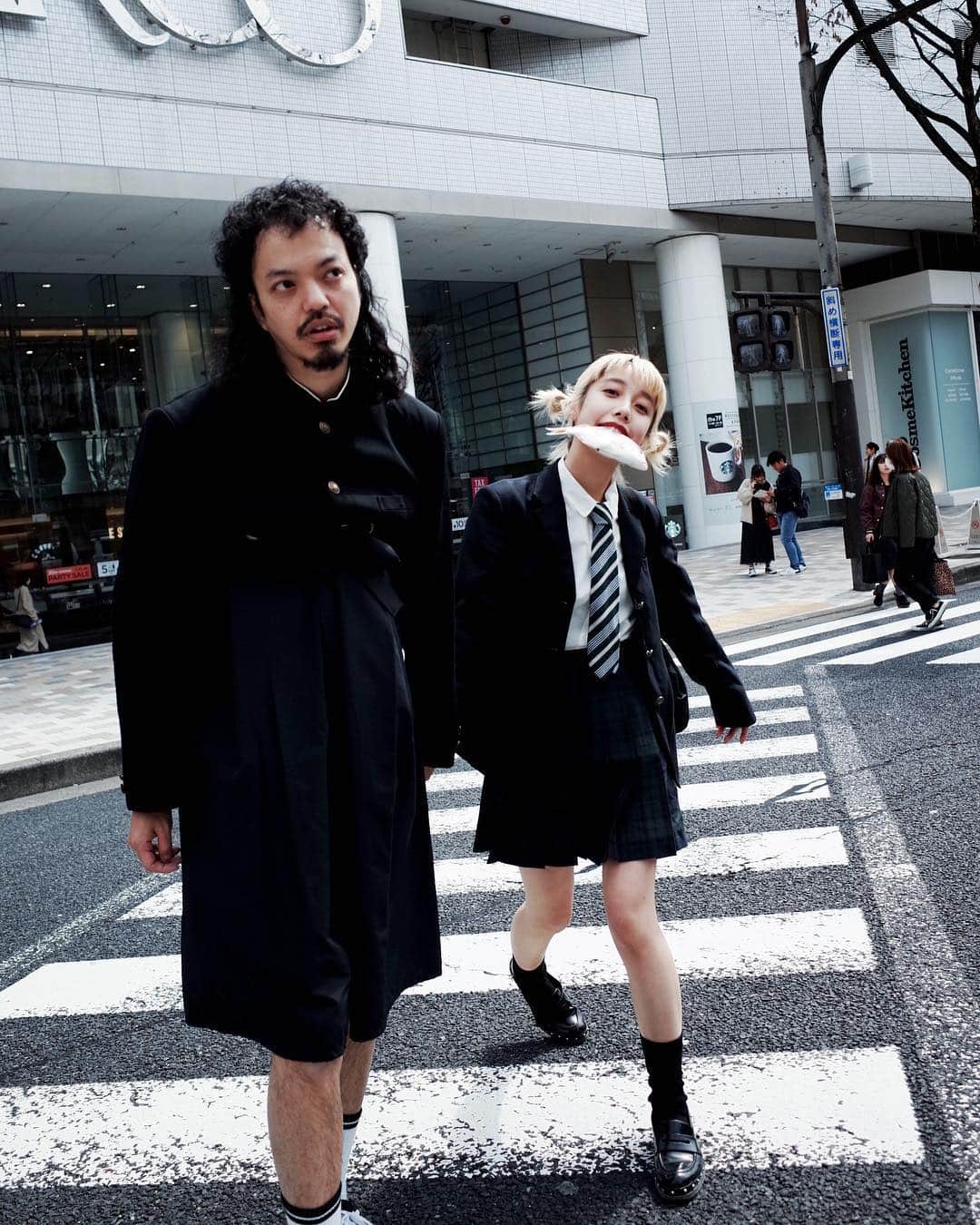 トヲルさんのインスタグラム写真 - (トヲルInstagram)「. . . お待たせしました🐟会う人会う人に漫画魚少女の話をされます🐟魚はもちろん本物です🐟 . . トヲルのクリエイティブ撮影#トヲルplus です🐟今年はいろいろコラボ企画が進行中ですが、今回は田中ミホ ✖︎ ミキスギウラ ✖︎ トヲル🤝 . . 『魚少女』第6話 . . 漫画..田中ミホ(@mix1218 ) model&hair..ミキスギウラ(@mikisugiura_ ) model&hair&photo..トヲル(@toworu55 ) hair&make&photo..イケダハルカ(@iiiiiiikd ) 魚品質管理..ケンジ(@kenji_sasano ) . . #トヲルPLUS ↑↑↑↑ 過去プリュス作品はこちらにまとめてあります . . #田中ミホ  #fishgirl #fishgirls #漫画魚少女 #魚少女 #魚女子 #手つなぎデート #プリント倶楽部  #カップルプリ #アオハル」4月22日 20時26分 - toworu55