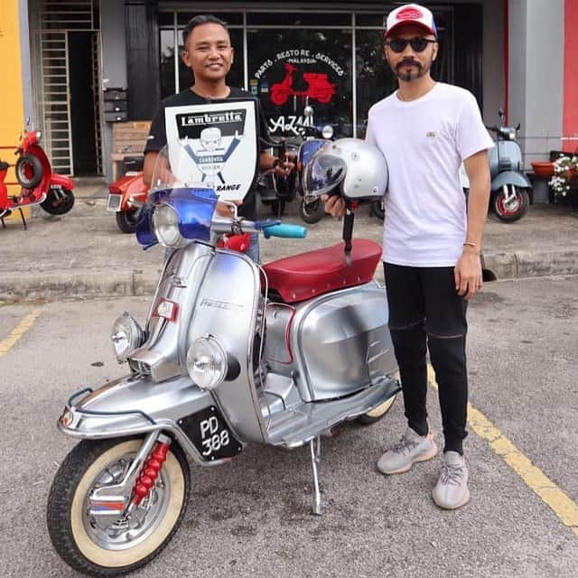 Wak Doyokさんのインスタグラム写真 - (Wak DoyokInstagram)「Setalah sekian lama menyiapkan motor lambretta SX200. Minat dari awal tahun 1998 sehingga sekarang. Barang lama jangan sangka tidak berharga. Owner @azmiscooters dah berkawan hampir 20 tahun.. 🙌🏻 #Lambretta #TakPanaske #AkuYangPakaikoYangPanas #KodahKenapa #MegWak #WakDoyok #LegasiWakDoyok #WDLifeStyle #WakDoyokFC #BeardedGentlemen #Sedagher #MensWear #Fashion #MensFashionReview #StreetFashion #Dapper #Ootd #MensFashionPost #TheMenClub #MenWithClass #Details #Sartorialist #Pittiuomo #Class #British #Usa」4月22日 20時26分 - wakdoyok