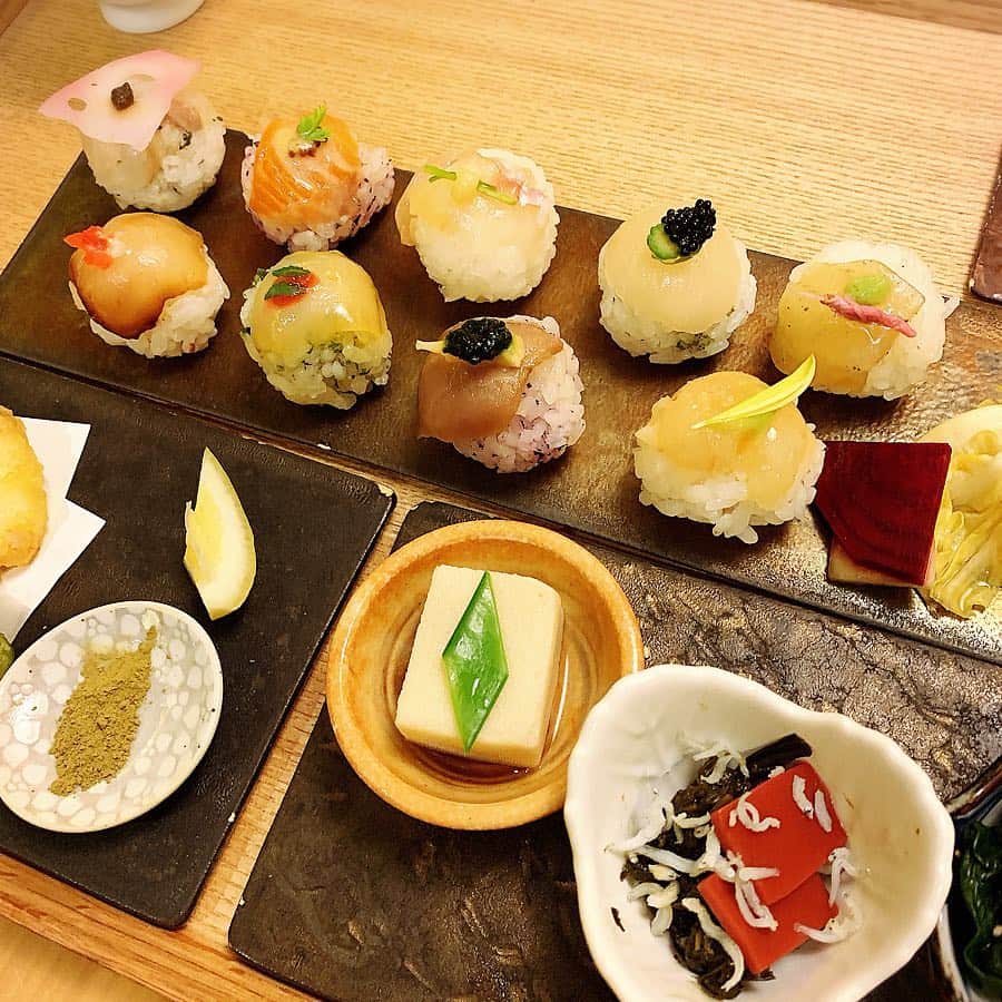 nyaachanさんのインスタグラム写真 - (nyaachanInstagram)「* 京都でのランチは《手毬寿司と日本茶宗田》さんで☺︎❤︎ 着物👘でお腹締め付けてるから、もーこれで限界やった😂 ほんとなら茶碗蒸しもいただきたかったー🙊 * * #kyoto#京都#京都グルメ#京都ランチ#手毬寿司#手毬寿司と日本茶宗田#ランチ#着物#着物コーディネート#着物ヘアアレンジ#グルメ#グルメ好きな人と繋がりたい」4月22日 20時30分 - naokoko70