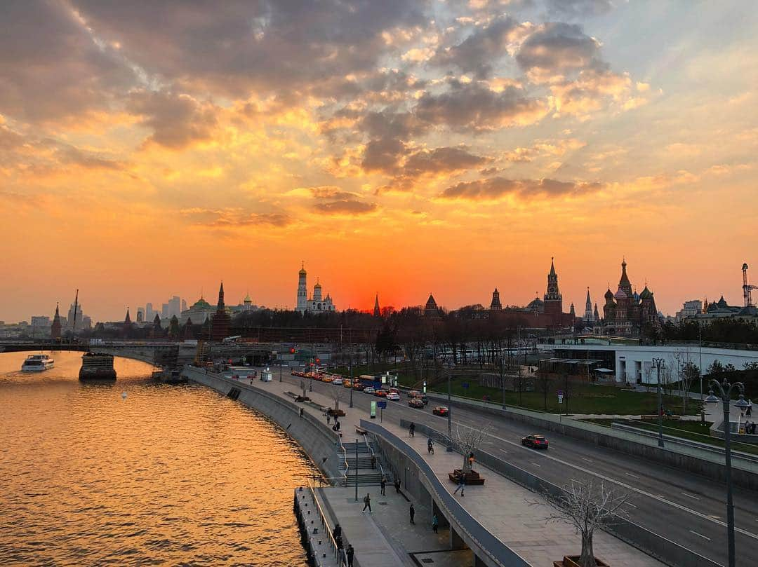 Шамов Дмитрийさんのインスタグラム写真 - (Шамов ДмитрийInstagram)「Закат в Москве | Sunset in Moscow | モスクワの夕日 #russia #moscow #sunset #travel #traveling #trip #travelgram #москва #россия #закат #путешествие #зарядье #ロシア #旅行 #モスクワ #ロシア人 #夕日」4月22日 20時30分 - shamovdmitry