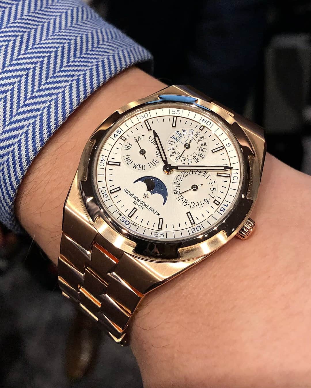 Daily Watchさんのインスタグラム写真 - (Daily WatchInstagram)「The Overseas Ultra-Thin Perpetual Calendar from @vacheronconstantin. It absolutely fits like a dream on the wrist 👌🏼 #DailyWatch」4月22日 20時33分 - dailywatch