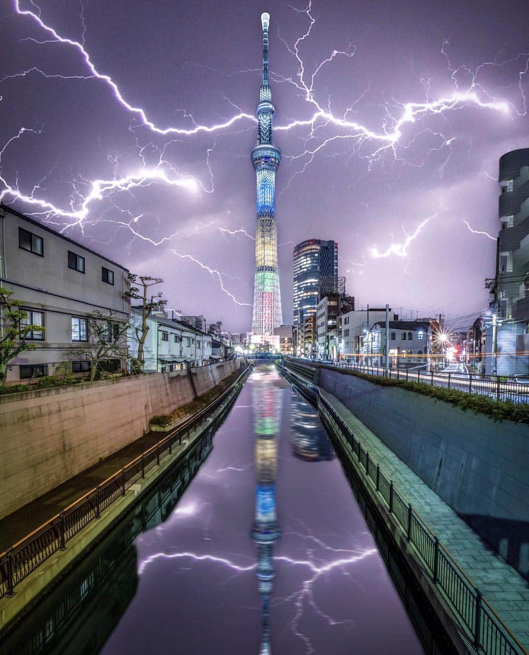 樂さんのインスタグラム写真 - (樂Instagram)「東京。晴空塔⚡️ #Japan #Tokyo #skytree - 這個攝點只需要導航 Jikken Bridge 就可以到達！ 是拍晴空塔倒影的好地方！ #疊圖」4月22日 20時33分 - ygt1016