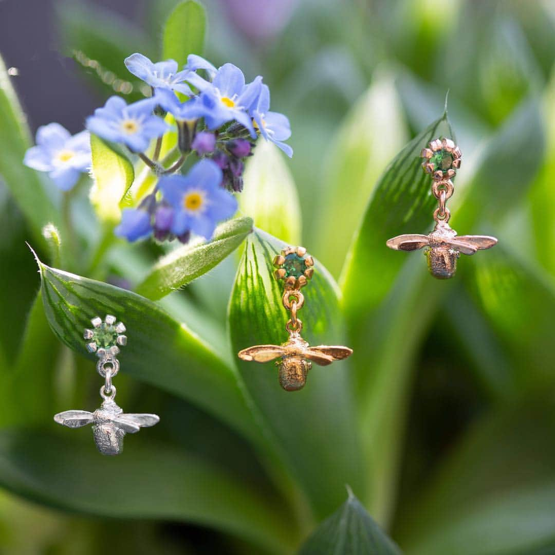 アレックスモンローさんのインスタグラム写真 - (アレックスモンローInstagram)「We are celebrating #worldearthday with a *limited edition* selection of Teeny Tiny Bee Earrings, set with a sparkling green tsavorite. 💚  Available in silver, and 22ct gold and rose gold plate.✨⠀ ⠀ Bees are indispensable to our ecosystem and a future without them is inconceivable. 🐝  These special earrings are a reminder of our need to nurture these wonderful creatures and protect our wildlife and planet! 🌎@friends_earth ⠀ Link in bio 🔗⠀ .⠀ .⠀ #bees #savethebees #beesofinstagram #beejewelry #beelove #beejewellery」4月22日 20時45分 - alexmonroejewellery