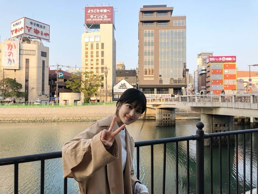 福本莉子さんのインスタグラム写真 - (福本莉子Instagram)「﻿ 正解は、博多でした！﻿ グルメ旅楽しかったのでまた行きたいと思います☺︎﻿ ﻿ そして明日、1つ情報解禁があります。﻿ 正直これまでにないほど緊張しています。﻿ ぜひ楽しみに待っていてください✌︎」4月22日 20時39分 - riko_fukumoto_