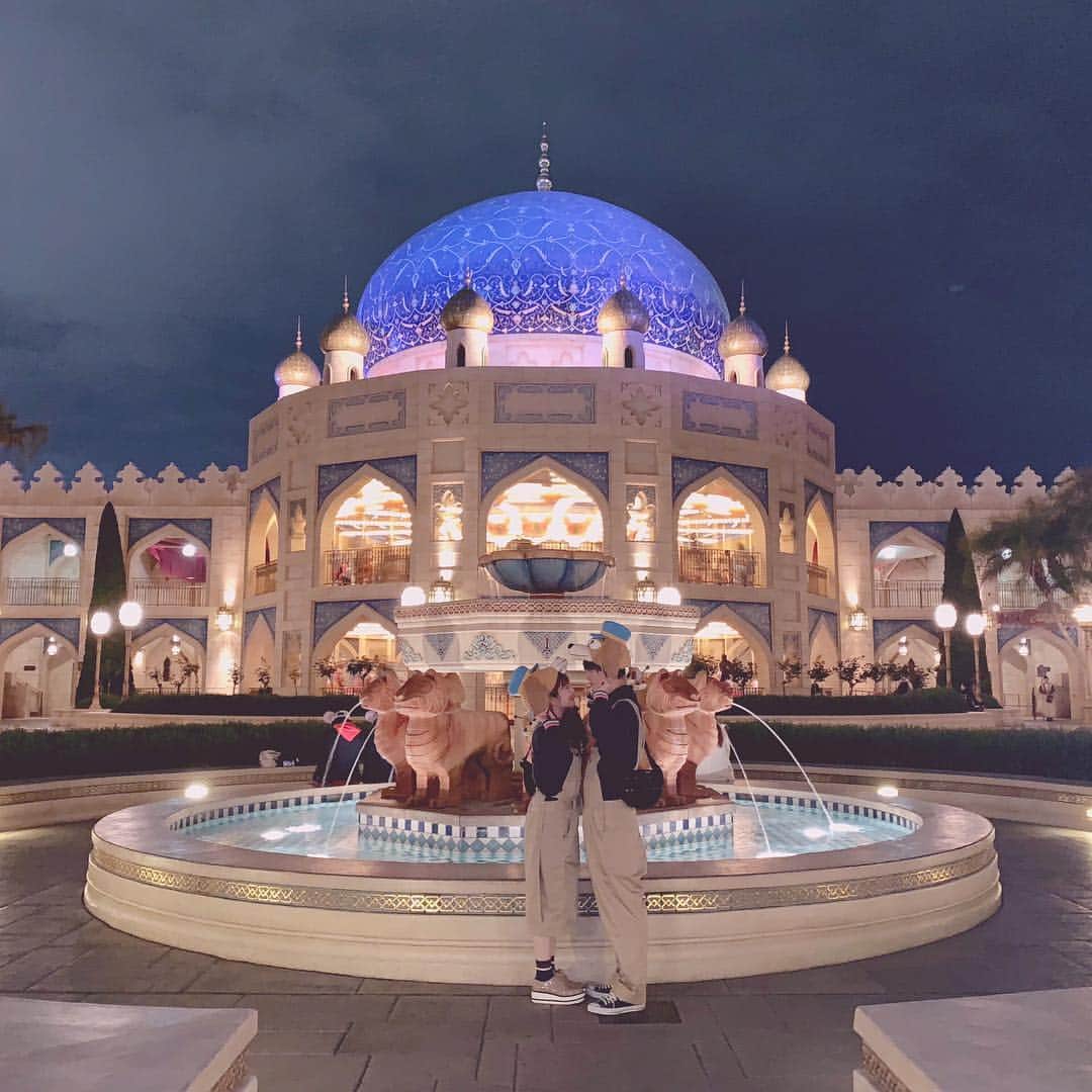 青木菜花のインスタグラム：「.﻿ .﻿ 何度行っても飽きない、夢の国大好き💭🎠💕﻿ ﻿ 4コマ、楽しそう〜〜🤣🤣﻿ .﻿ .﻿ #ディズニー #ディズニーシー #なのかじ #ペアルック #ペアルックディズニー #ディズニーコーデ #カップルコーデ #カップルディズニー #サロペットコーデ #スリンキー #スリンキーコーデ #アラビアンコースト #love #instagood #instalike #l4l」