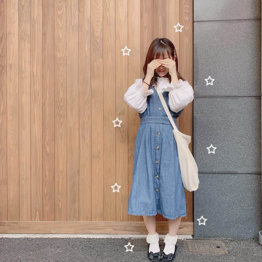 夏川愛実のインスタグラム：「ㅤㅤㅤㅤㅤㅤㅤㅤㅤㅤㅤㅤㅤ ㅤㅤㅤㅤㅤㅤㅤㅤㅤㅤㅤㅤㅤ  今日の #私服 春夏っぽい〜〜 ㅤㅤㅤㅤㅤㅤㅤㅤㅤㅤㅤㅤ デニムワンピース @olive_des_olive_official  シャツ @sango__official  鞄 @rivetandsurge  ㅤㅤㅤㅤㅤㅤㅤㅤㅤㅤㅤㅤㅤㅤㅤㅤㅤㅤㅤㅤㅤㅤㅤㅤㅤㅤ  ㅤㅤㅤㅤㅤㅤㅤㅤㅤㅤㅤㅤㅤㅤㅤㅤㅤㅤㅤㅤ  #olivedesolive#sango#rivetandsurge  #ワンピース#シャツコーデ#デニムコーデ #春コーデ#トートバック#バレエシューズ」