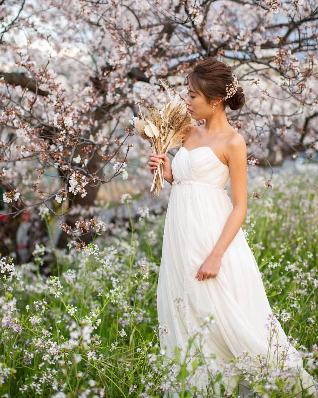 澤井玲未さんのインスタグラム写真 - (澤井玲未Instagram)「👰🏽💍🌸 . #bridal#bridalmodel#bridalshoot#cherryblossom#japanesemodel#shooting#weddingdress#weddingmodel#ブライダル#ブライダルモデル #ブライダル撮影#桜撮影#小麦肌モデル#日本人モデル#小麦肌花嫁#桜ウエディング#ヘアメイク#メイクモデル#横顔」4月22日 20時43分 - lemi_cruva