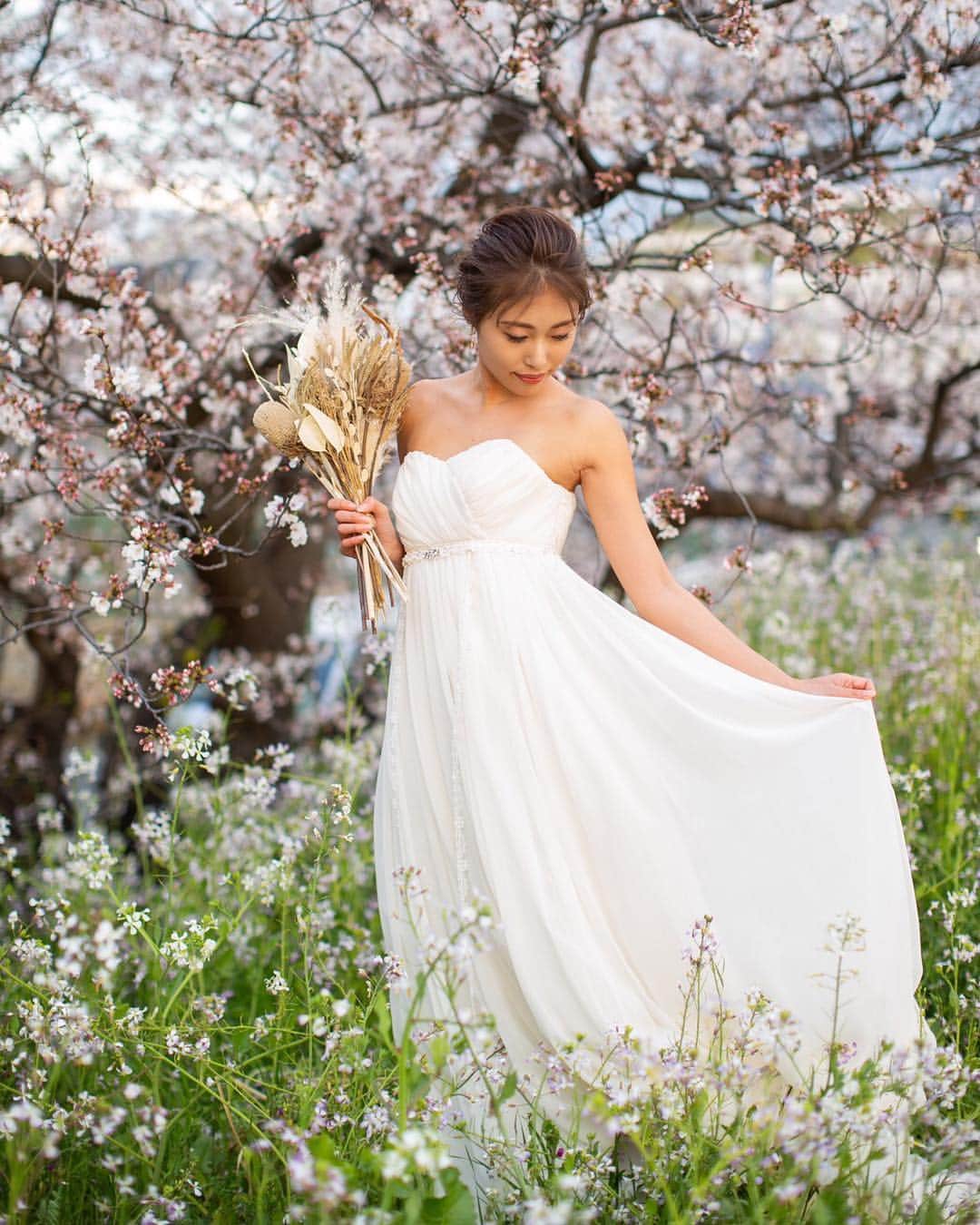 澤井玲未のインスタグラム：「👰🏽💍🌸 . #bridal#bridalmodel#bridalshoot#cherryblossom#japanesemodel#shooting#weddingdress#weddingmodel#ブライダル#ブライダルモデル #ブライダル撮影#桜撮影#小麦肌モデル#日本人モデル#小麦肌花嫁#桜ウエディング#ヘアメイク#メイクモデル#横顔」