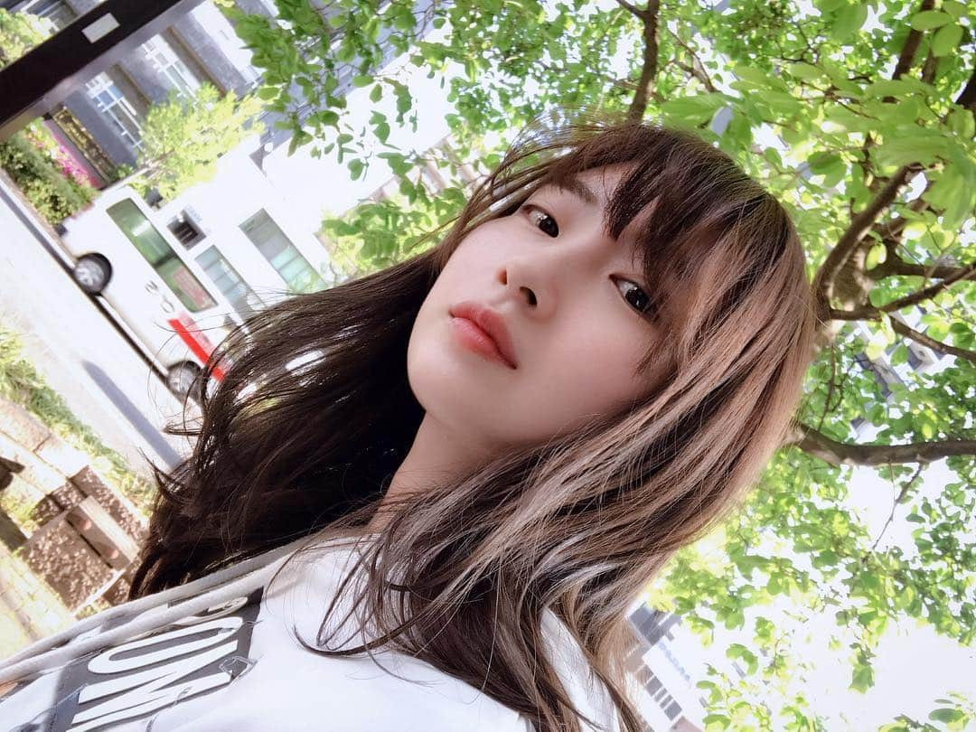 岸野里香さんのインスタグラム写真 - (岸野里香Instagram)「ホワイトニング🦷にやっと来れた✨今日は1回15分を2セット🙆‍♀️ 手軽に通えてこれだけ白さを実感できるのは本当に凄い🥰また早く来たいな🥺 私のインスタ見たって行ってもらうと、1回4890円のところ、3回施術受けられます💓 . そのあと美容室で前髪復活させてきた🤤今日は美容DAY🤤福岡旅行✈️は、改めてpostしまーす🤤 . #0522658562#ホワイトニングサロン栄本店 #歯のホワイトニング#ホワイトニング #白い歯#歯っぴー#栄限定#名古屋 #whitening#whiteningsalon」4月22日 20時54分 - rikakishino_official