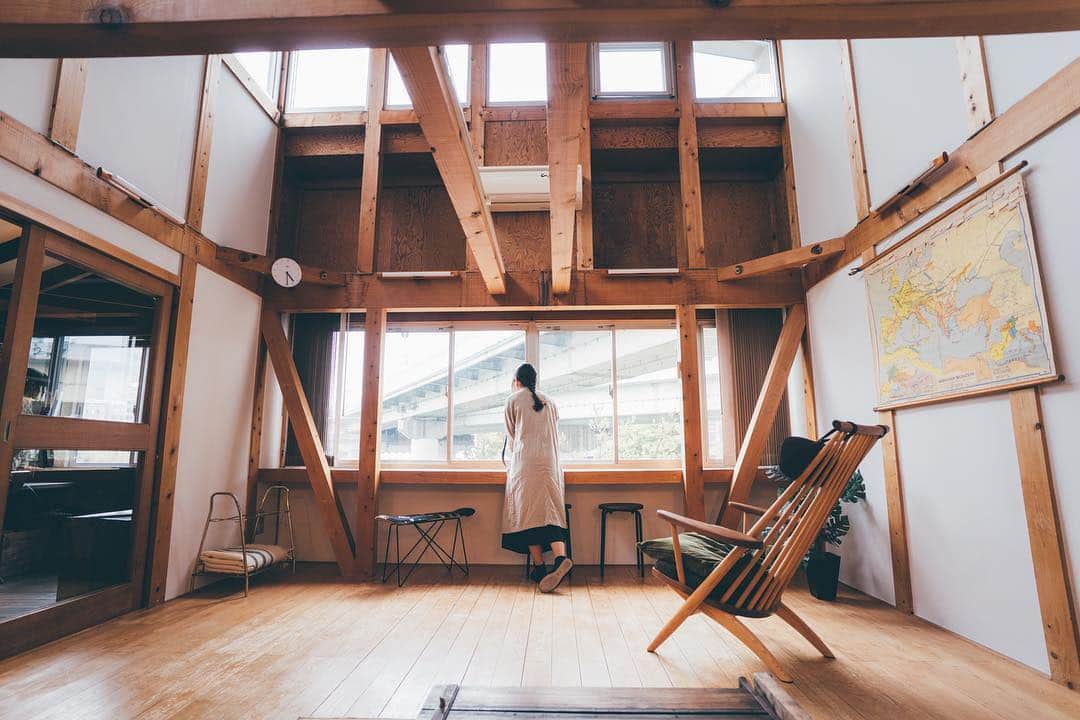 sorayuchiのインスタグラム：「・ 先日 @kitahama_lodge で @fuka_09 ちゃんとお泊りしてきました☺︎ 一軒家の二階をおしゃれにリノベーションした、都会にいるのを忘れる素敵なお宿でした◎」