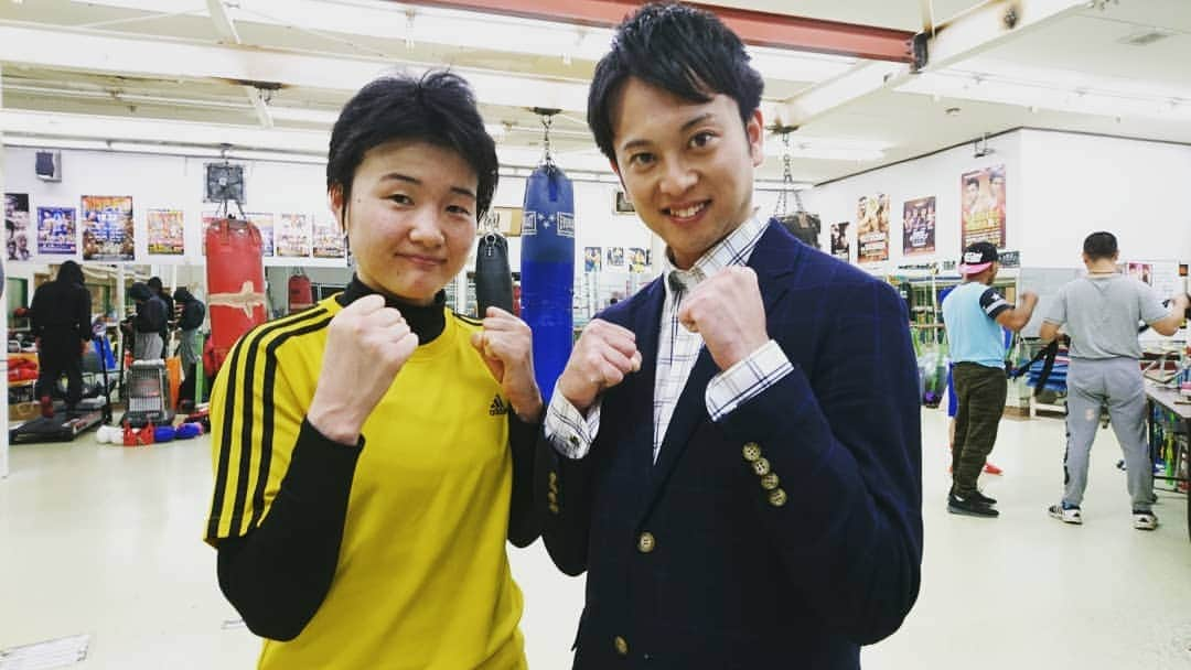 飯田嘉太さんのインスタグラム写真 - (飯田嘉太Instagram)「今日のイイダスポーツは カシミジムで唯一の女性プロボクサー 神成麻美選手でした🥊  普段は東洋治療院の院長もされている神成選手👏  昨日、日本女子フェザー級の タイトルマッチに挑戦しました❗  勝てば自身初のタイトル獲得でしたが、 結果は惜しくも5R・TKOの判定で負け…  試合のプレーはもちろん試合後の溢れる涙に どれだけの思いを込めていたのか しっかり伝わってきました。。 取材後、試合が終わったらプリンが食べたいということで、僕のお気に入りプリンを差し入れ🎵笑  しっかりと休んでまた前を向いて下さればと思います✨ ひとまずお疲れ様でした☺  #ボクシング #カシミジム #プロボクサー #神成麻美 選手 #東洋治療院 #拳の嵐 #日本女子 #フェザー級 #タイトルマッチ #悔し涙 #差し入れ #プリン #ぶどうの木 #こけこのプリン #黄身が濃厚 #自分用にも購入 #こっそり本番終わりに食べました #プチご褒美 #石川テレビ #石川さん #LiveNewsit #イイダスポーツ #アナウンサー #飯田嘉太」4月22日 20時46分 - kabuto_iida