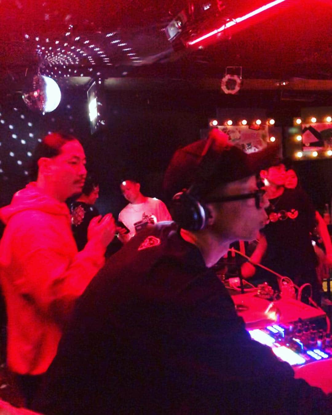 のインスタグラム：「先週土曜日エッセンシャル楽しかった！ 15年以上ESSENTIALで 活躍してる @2griceの誕生日PARTYでした！  おめでとう㊗️ レコードDJも楽しかった🔥 . 次回エッセンシャルは5.25(土) 早い時間18時から京都ミューズで 開催します！ 次は自分誕生日なんで皆様宜しく🙏 . Last Saturday "ESSENTIAL" at  night club  @surfdiscokyoto ---------------------------------------------------- #kyotocity #kyoto #京都 #djs #djlife #dj #japandj #japandjs #djsancon #AsianDJs #AsianDJ #deejay #djing #djset #kyotonightlife #djサンコン #DJさんこん  #kyotonight #kyotointernational #internationalparty #kyotointernationalparty #京都夜遊び  #京都の夜 #京都クラブ #kyotoclub」