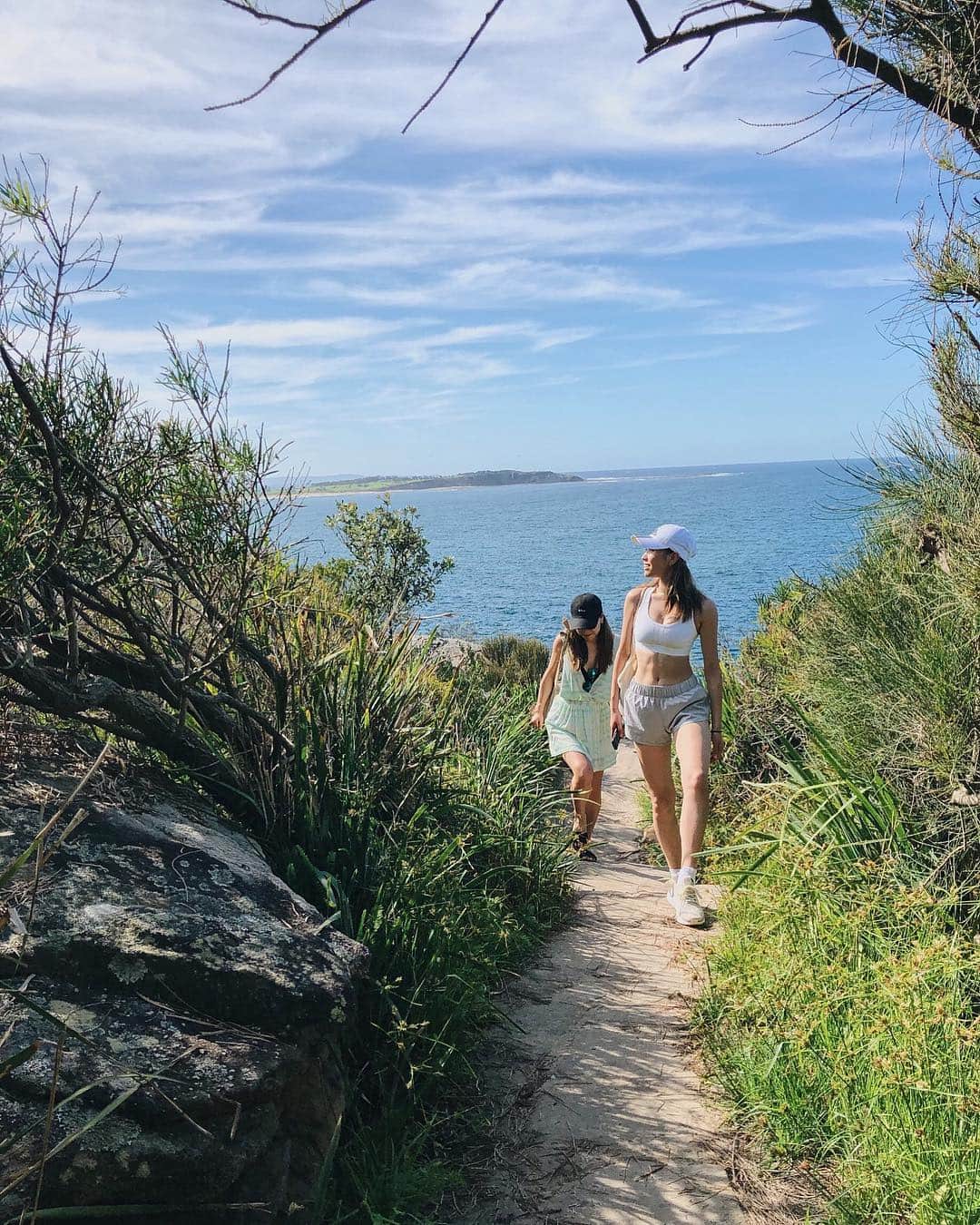 岩崎志保のインスタグラム：「📍Gahnia Lookout  DeeWhyBeach to CurlCurlBeach🌊 海沿いをずーっとハイキング出来て景色は綺麗だし天気もいいし風は気持ち良いし100点満点！ thx @yusei_19870402 !!! . #deewhybeach #hiking #adidasparley #runfortheoceans @adidasrunning @parley.tv #earthday #shihosstlye🦄」