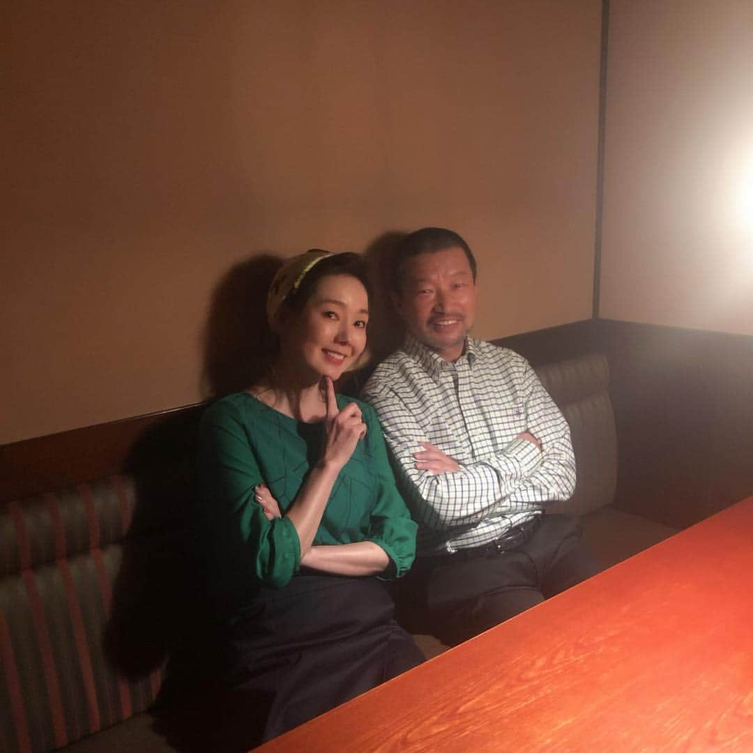 とよた真帆さんのインスタグラム写真 - (とよた真帆Instagram)「密会風写真^_^撮ってみました  ドラマ 『パーフェクトワールド』 キム兄こと木村祐一さんと^_^ 原作ではこの2人、何だか良い感じになっていくそうな、、ドラマではどうかなぁ^_^ 火曜日 21時から #フジテレビ  #ドラマ #松坂桃李 くん #山本美月 ちゃん  #ラブストーリー」4月22日 21時02分 - maho_toyota