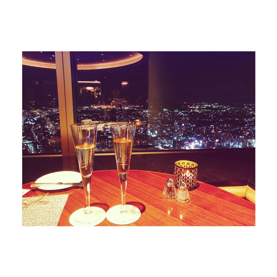 斉藤マリナ(さいまり) のインスタグラム：「#横浜ロイヤルパークホテル で、めちゃくちゃ王道結婚記念日してきた👀💕 . 披露宴の特典で結婚記念日の宿泊つけてくれるの、素晴らしすぎませんか……！🥂 . この1年あっという間だったけど、ほぼ毎日結婚してよかったなあと思っている。 . 相変わらず嫁怒りポイントを貯めるのが上手な旦那さんですが、家事はしてくれるし毎日家に帰ってくるし、仕事のグチは言わないし妊婦健診にも一緒に行ってくれるし、毎日笑わせてくれるので、心の底から長生きして欲しいです🐢 . 夏には家族3人になっている予定なので、2人の時間もしっかり楽しみたいと思います…！ . #yokohama#japan#trip#royalparkhotel#marriageanniversary#minatomirai . #横浜#みなとみらい#ロイヤルパークホテル#ホテルウエディング#結婚記念日#ランドマークタワー」