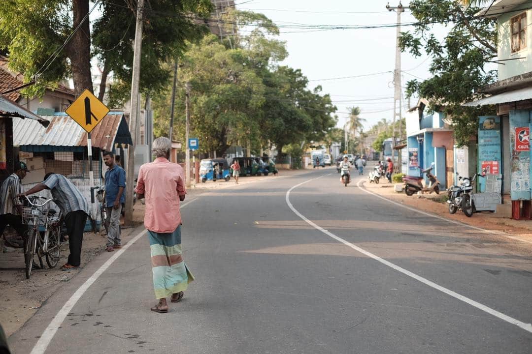 篠宮龍三のインスタグラム：「walk on  Sri Lanka  #prayforSriLanka  #SriLanka」