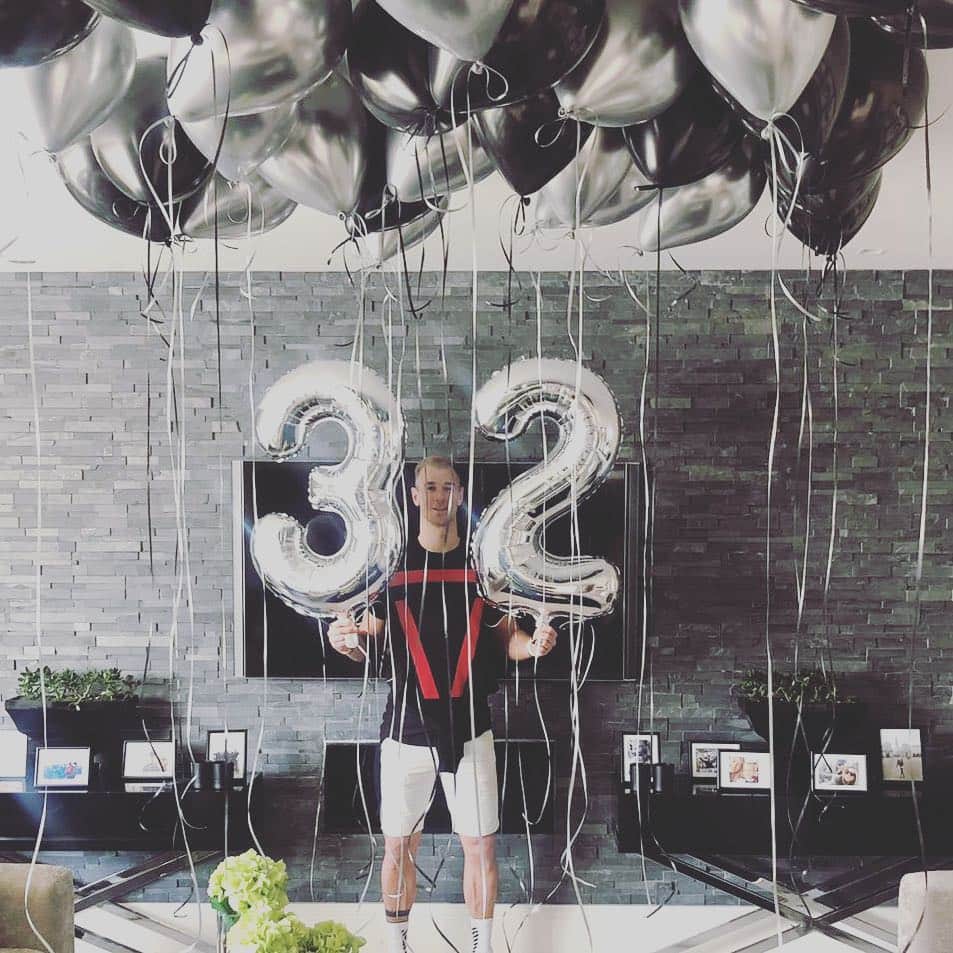 ジョー・ハートのインスタグラム：「Thanks for all the birthday messages from Friday, much appreciated ❤️ I still feel like the numbers are the wrong way round so that’s all that matters 🤷‍♂️ have a great day 💪」