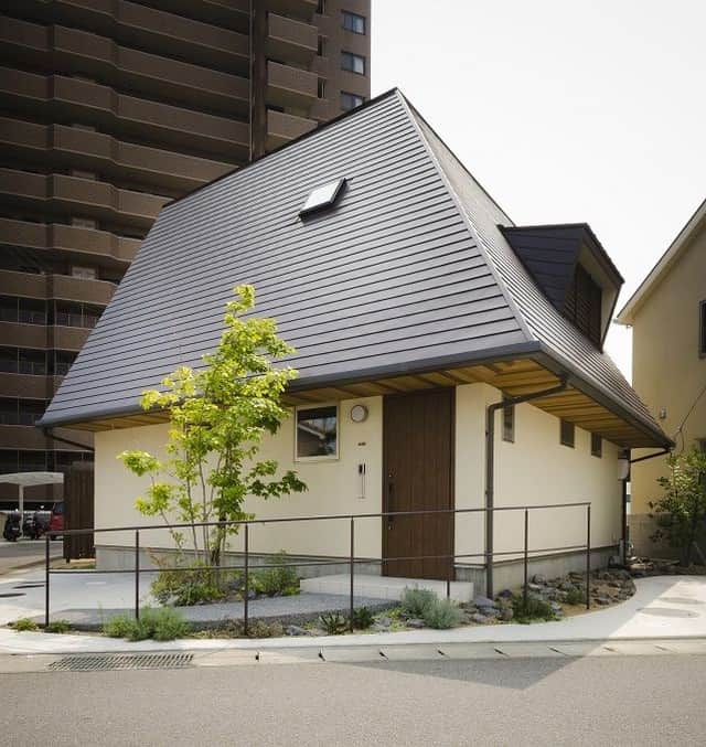 コラボハウス一級建築士事務所さんのインスタグラム写真 - (コラボハウス一級建築士事務所Instagram)「.⠀ かやぶき屋根のような⠀ 個性的な形の屋根をしたお家。⠀ .⠀ 軒天には杉板を使用。⠀ ランダムな配色で遊び心を演出しています。⠀ #外観#ファサード#茅葺き屋根#塗り壁#グレイッシュベージュ#オーダー#玄関ドア#軒天#杉板張り#玄関タイル#外構#和風#植栽#コンクリート#マイホーム#自分らしい暮らし #デザイナーズ住宅 #注文住宅新築 #設計士と直接話せる #設計士とつくる家 #コラボハウス #インテリア #愛媛 #香川 #新築 #注文住宅」4月22日 21時00分 - collabo_house