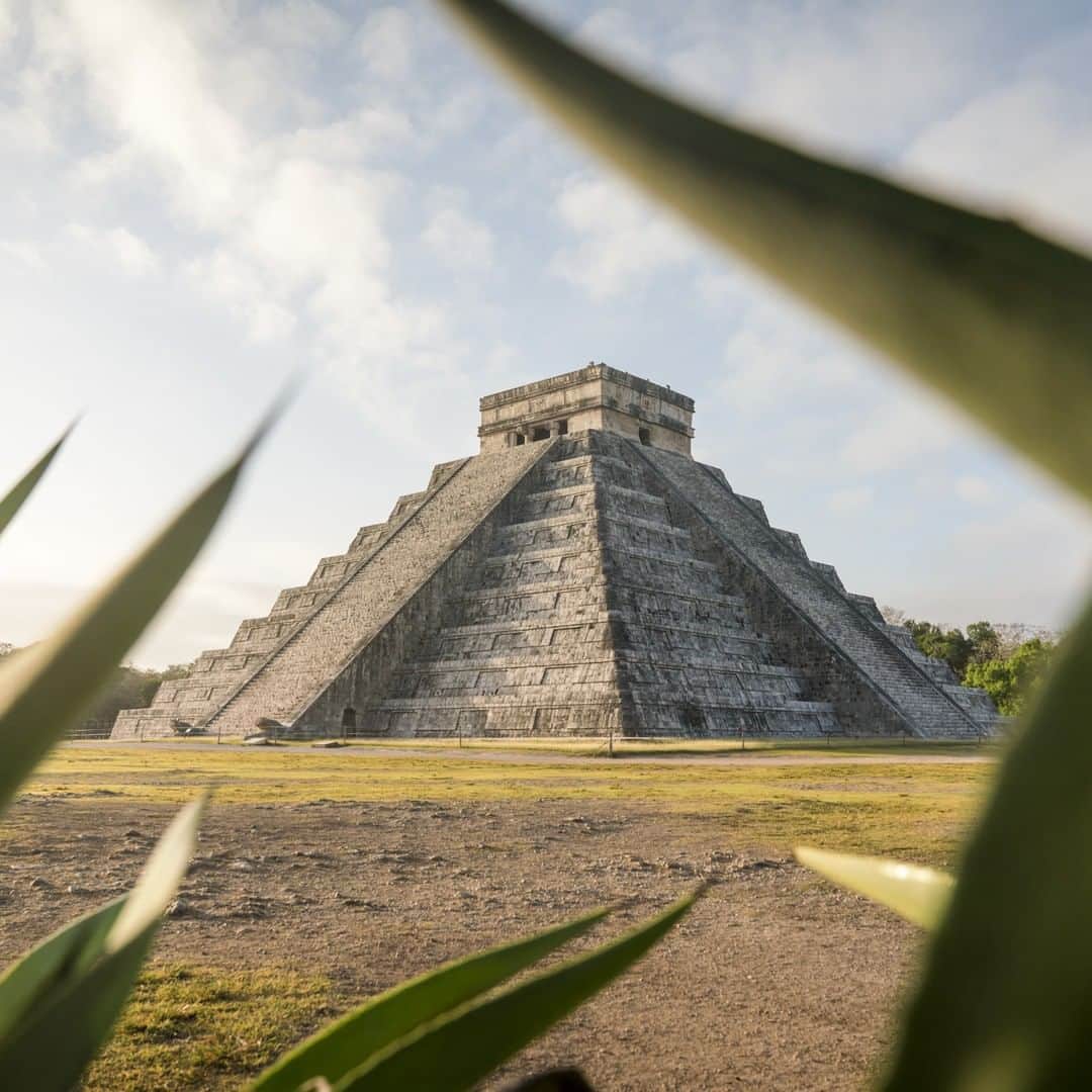 ルフトハンザさんのインスタグラム写真 - (ルフトハンザInstagram)「Behind the thicket of the Mexican jungle stands the archeological site Chichén Itzá – as soon as you step into the clearing, you can feel the immense presence of the Maya as you walk towards the giant pyramid. Welcome to the Yucatán Peninsula! #Lufthansa #Yucatán #EnrichingLife」4月22日 21時00分 - lufthansa