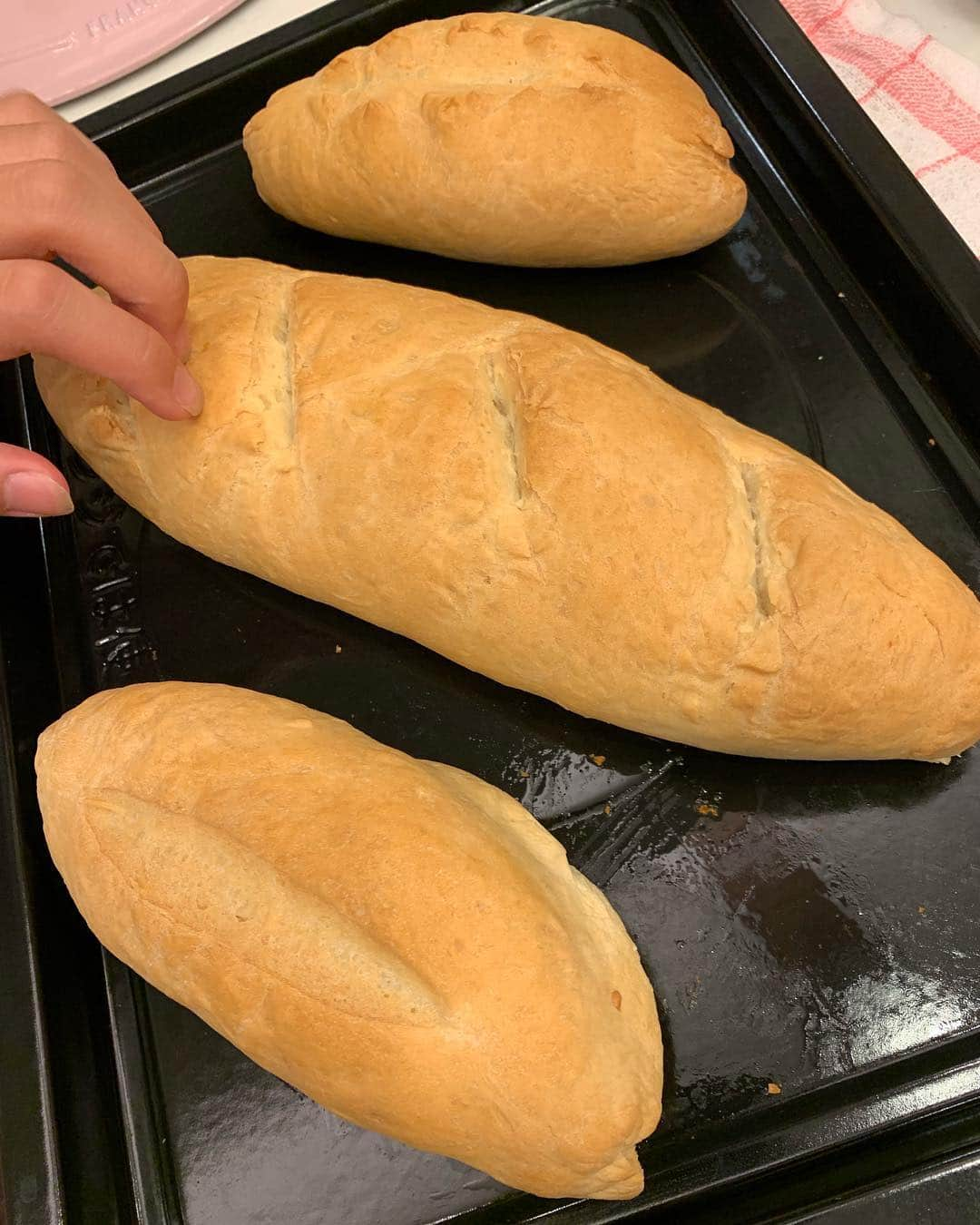 杉浦太陽さんのインスタグラム写真 - (杉浦太陽Instagram)「ノアな焼きあげたフランスパン🥖！！ 日々お菓子・パン作りに励む長女^_^  マジで美味しいからすごい！  チーズフォンデュもやられた！美味い！  好きこそ物の上手なれ(^ ^) #ノア #お菓子 #パン作り #レベルアップ #どんどん上達 #最高に美味しい #パパ感心しっぱない #フランスパン #チーズフォンデュ #日々いろいろチャレンジしてる #好きこそ物の上手なれ」4月22日 21時11分 - sugiurataiyou_official