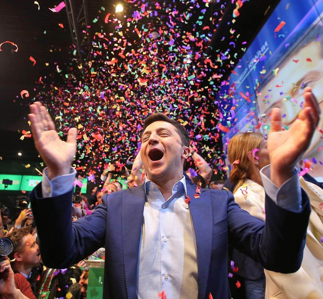 NBC Newsさんのインスタグラム写真 - (NBC NewsInstagram)「Ukrainian presidential candidate Volodymyr Zelenskiy celebrates following the announcement of the first exit poll at his campaign headquarters in Kiev. The comedian won Sunday's runoff election in Ukraine, ousting incumbent President Petro Poroshenko in a landslide. Read more about the election through the link in our bio. . 📷 @reuters」4月22日 21時11分 - nbcnews